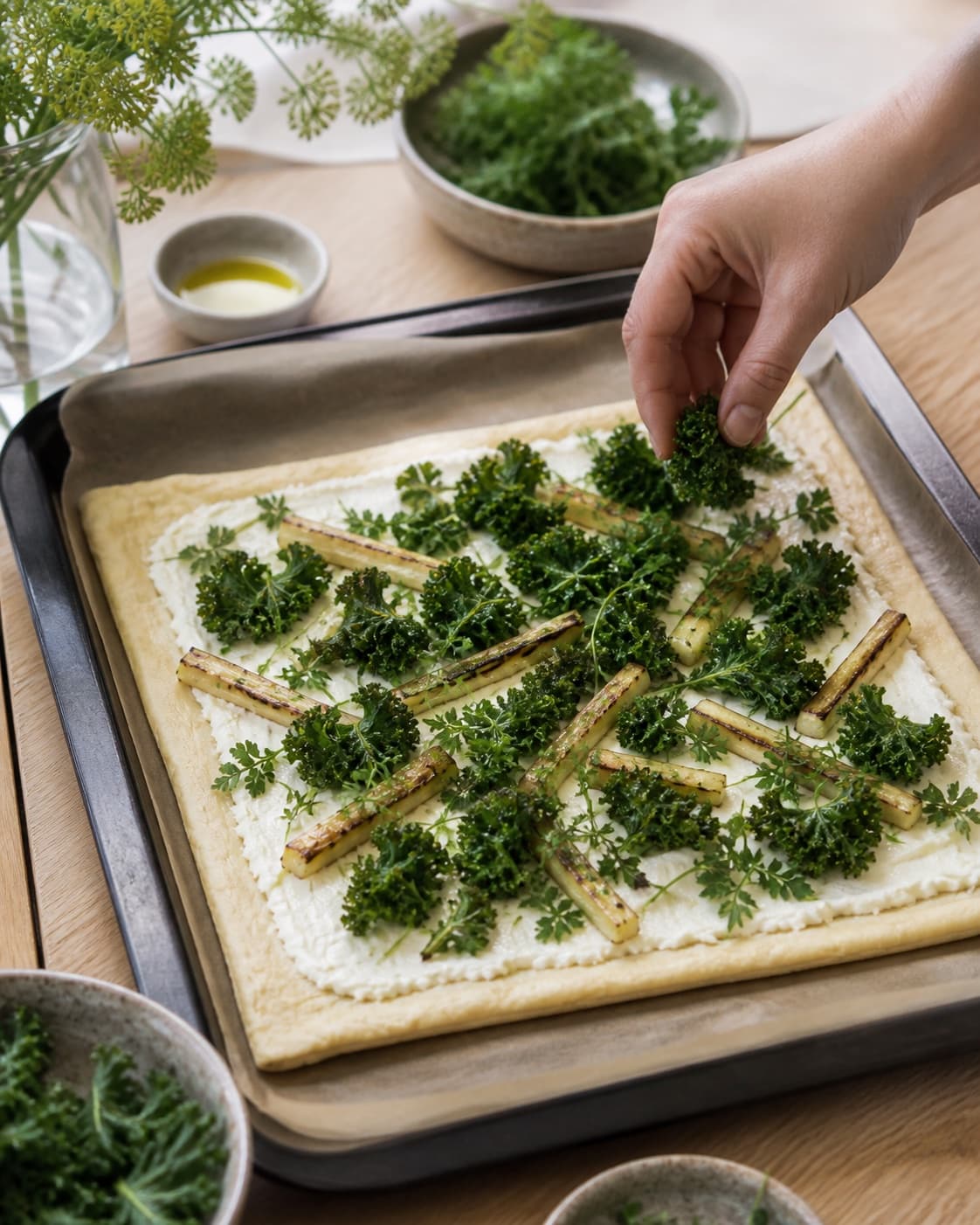 tærte uden æg – med friskostcreme og urter being portioned evenly before baking under tilberedningen af tærte uden æg – med friskostcreme og urter