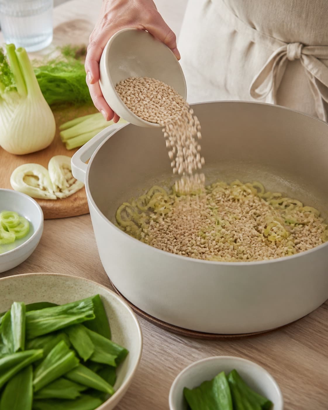 Mise en place for bygotto med fennikel og ramsløg with fennikel, perlebyg, friske ramsløg, zittauerløg under tilberedningen af bygotto med fennikel og ramsløg