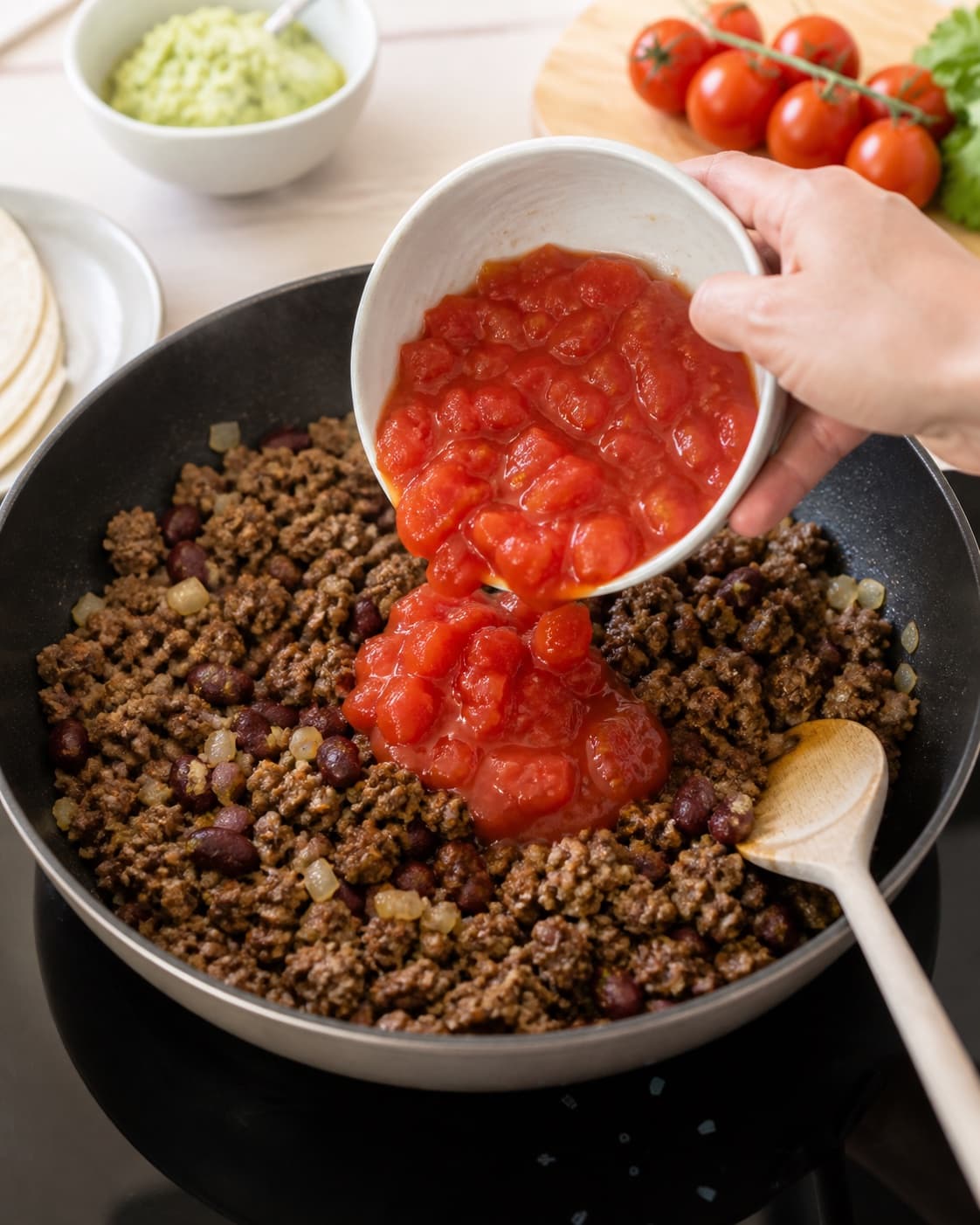Prepared mixture for tacos med oksekød with hakket oksekød, majstortillas, æg, hvedemel under tilberedningen af tacos med oksekød