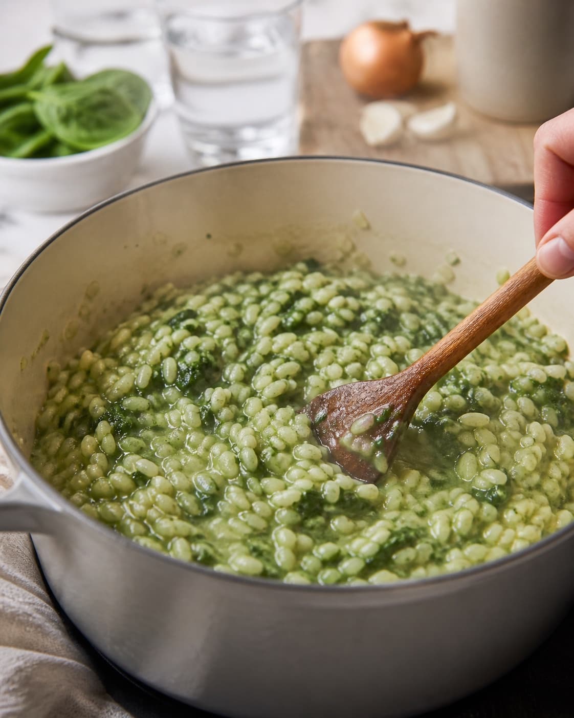 risotto med spinat gently simmering with visible ingredients under tilberedningen af risotto med spinat