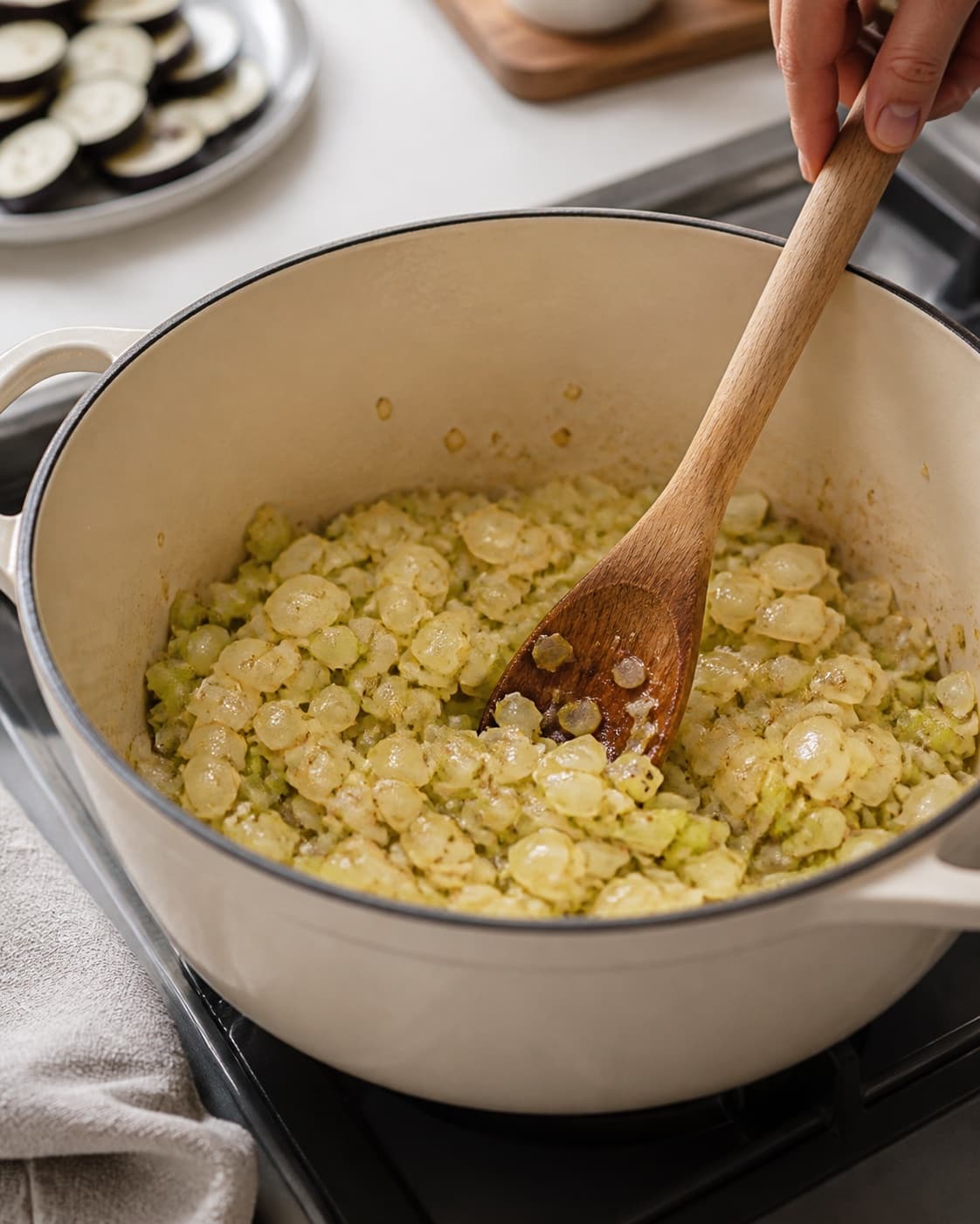 Aromatic base for vegetar moussaka gently cooking in a pot under tilberedningen af vegetar moussaka