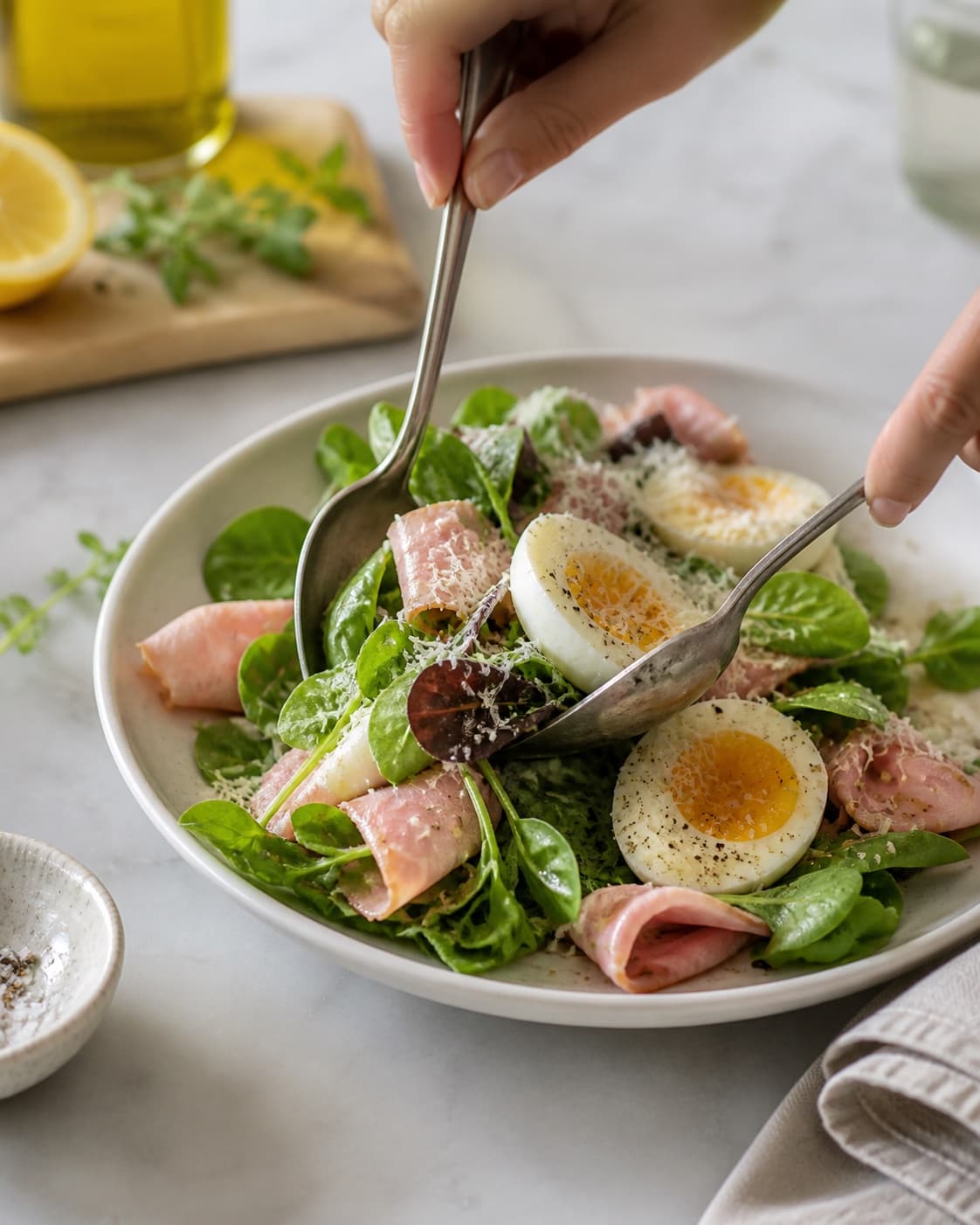 simpel salat med æg being gently combined without crushing the ingredients under tilberedningen af simpel salat med æg