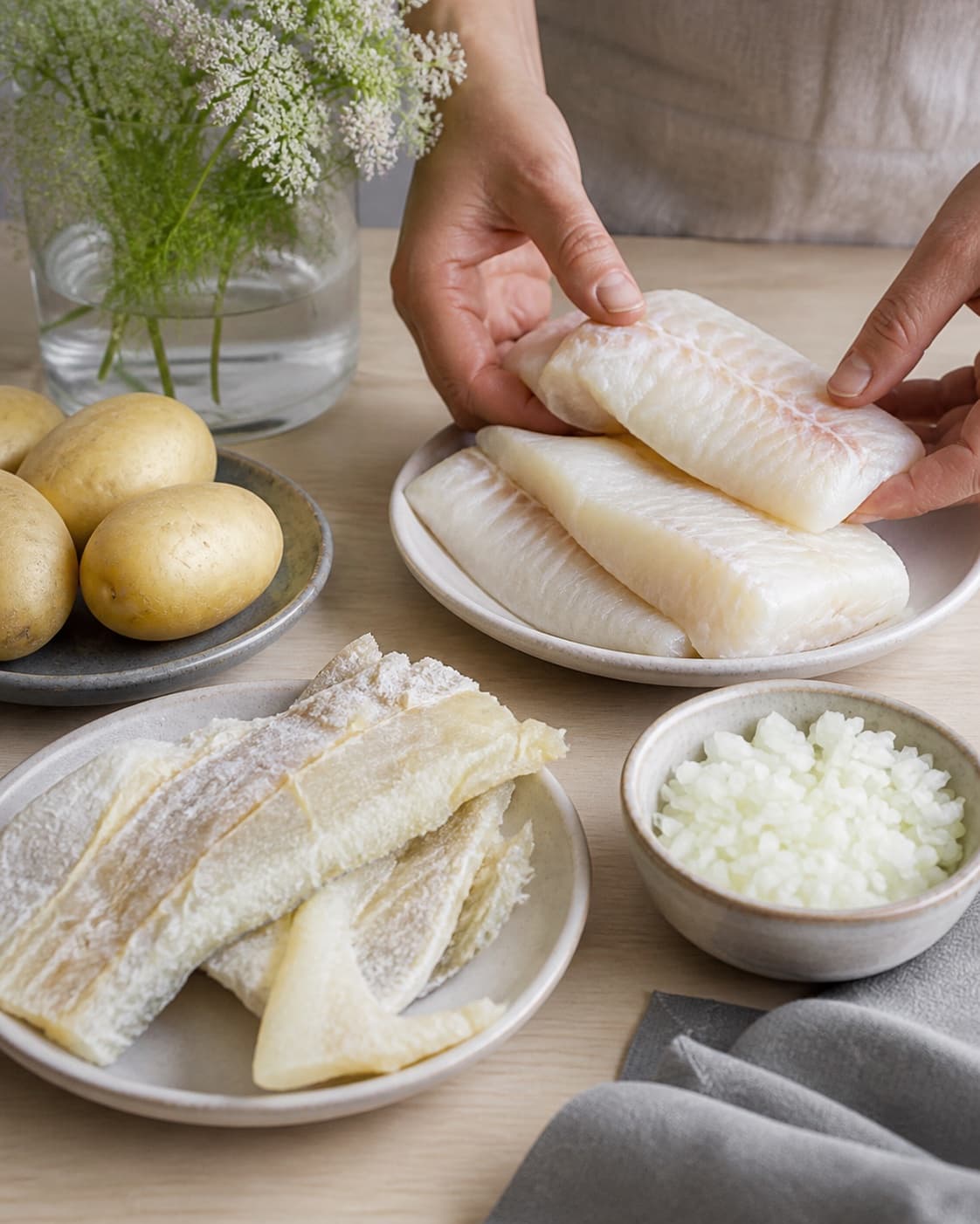 Mise en place for brandade med torsk with saltet torsk, kartofler, torskefilet godkendt til rå servering, zittauerløg under tilberedningen af brandade med torsk