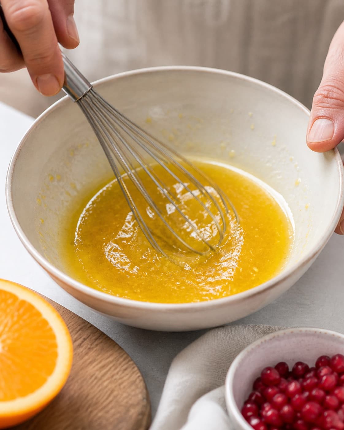 Dressing for salat med and og appelsin being whisked until glossy under tilberedningen af salat med and og appelsin