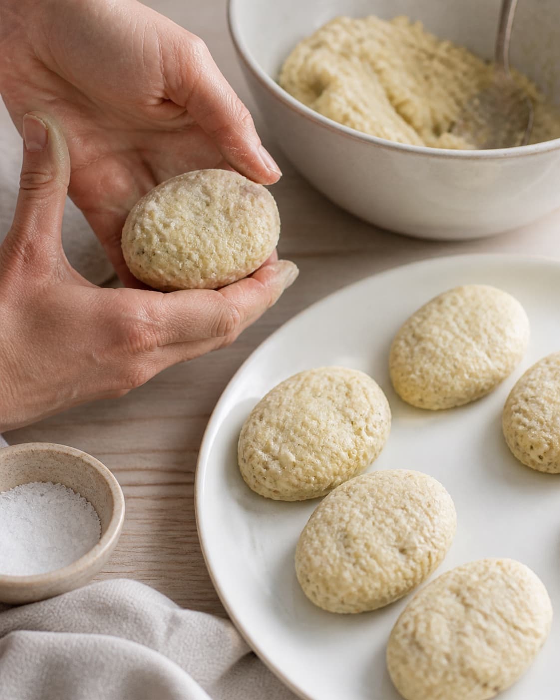 Equal portions of fiskefrikadeller being formed under tilberedningen af fiskefrikadeller
