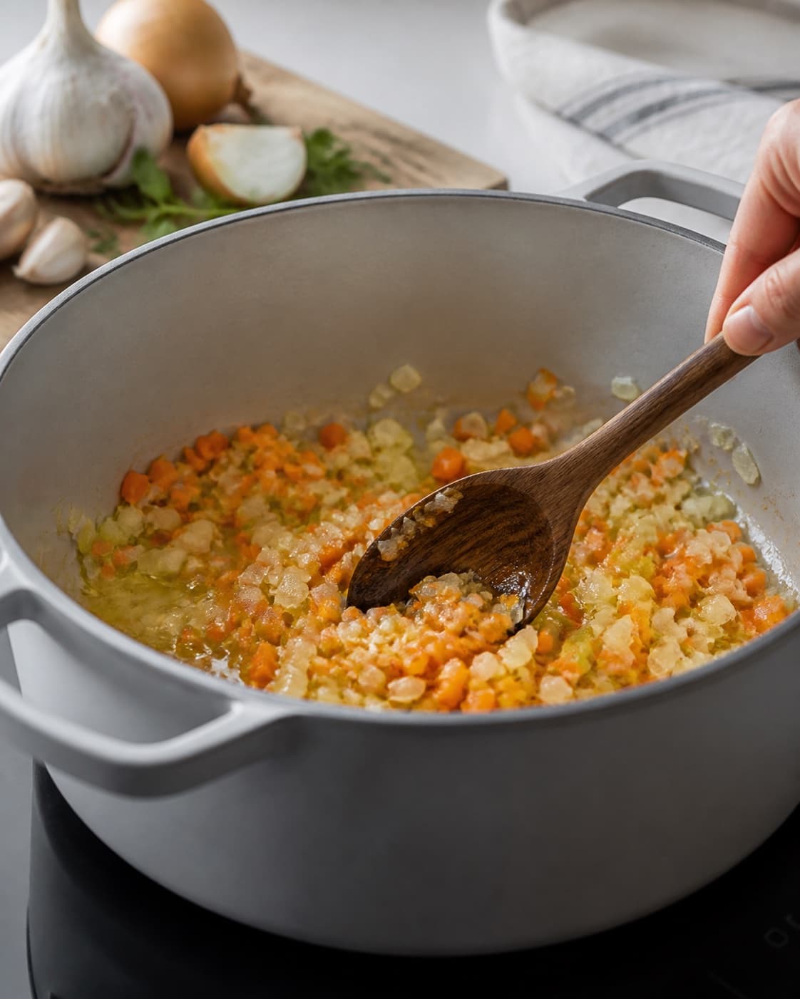 Aromatic base for pasta med hjemmelavet kødsauce gently cooking in a pot under tilberedningen af pasta med hjemmelavet kødsauce