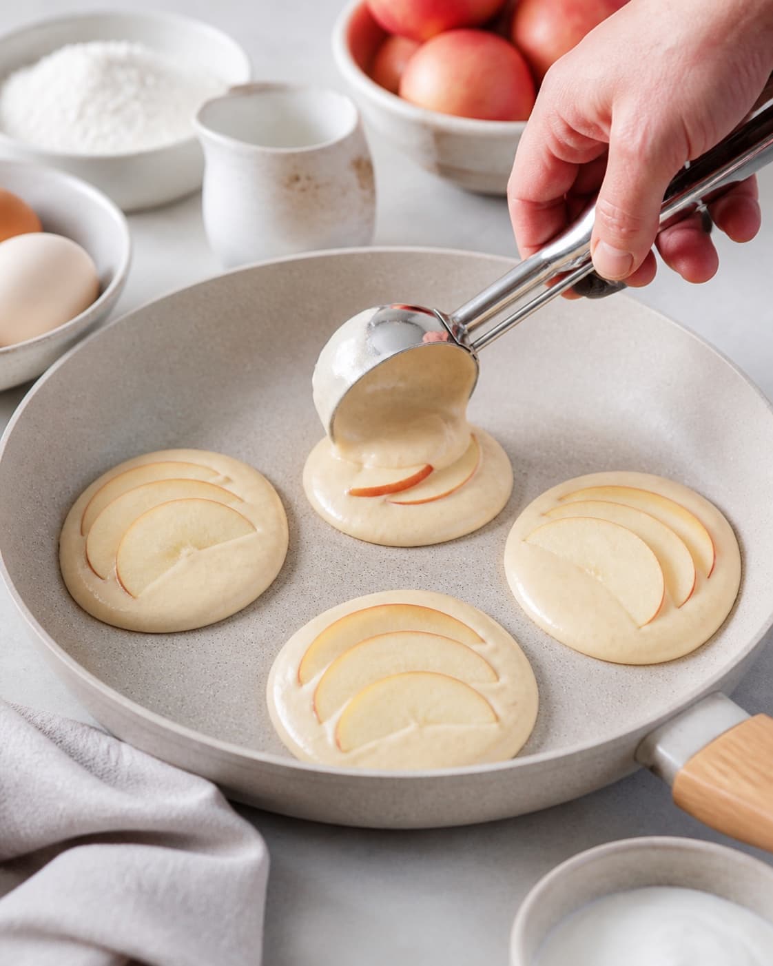 Equal portions of æblepandekager being formed under tilberedningen af æblepandekager
