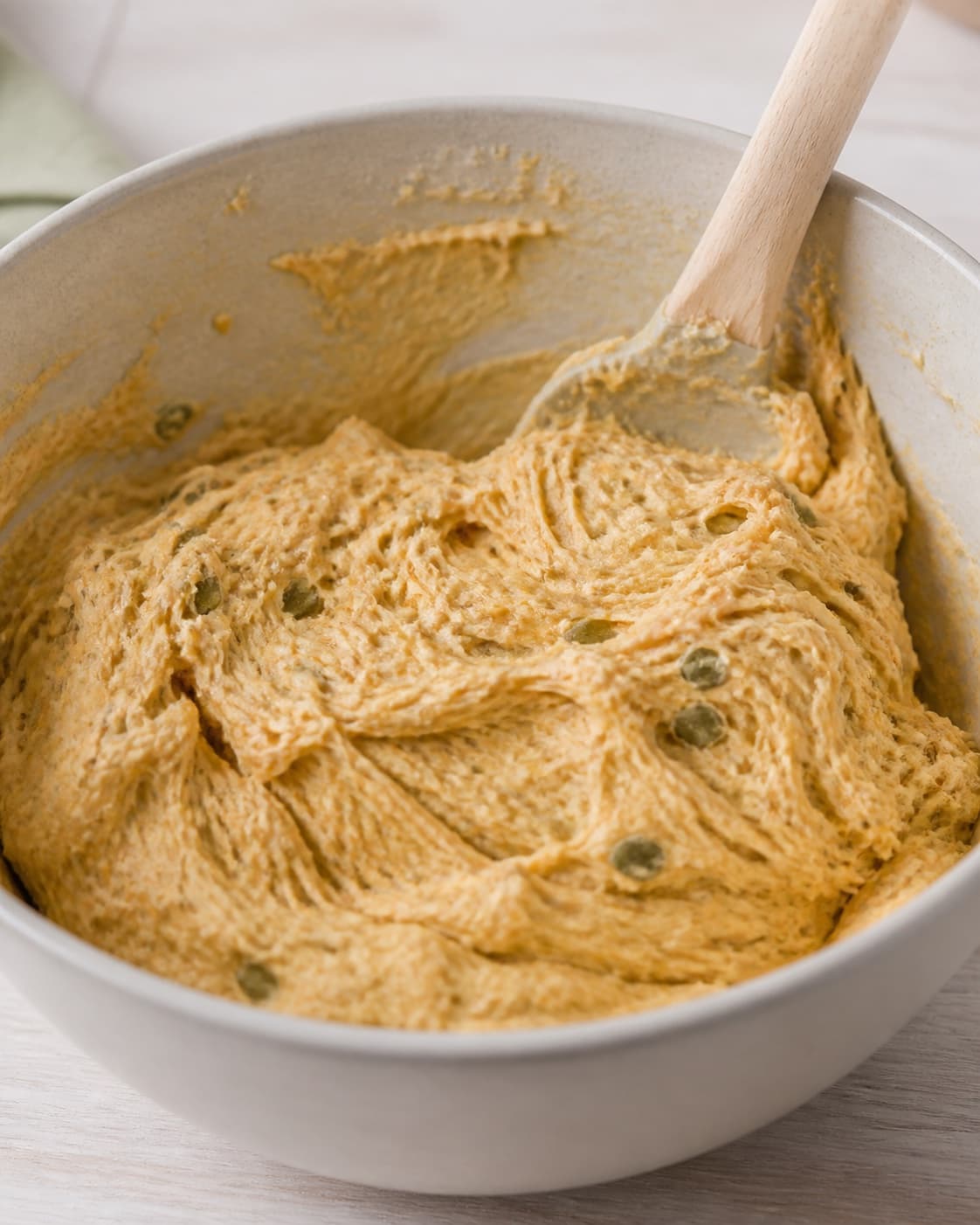 Close view of the moist dough for græskarboller being mixed in a bowl with butternut squash, hvedemel, lunkent vand, gær under tilberedningen af græskarboller