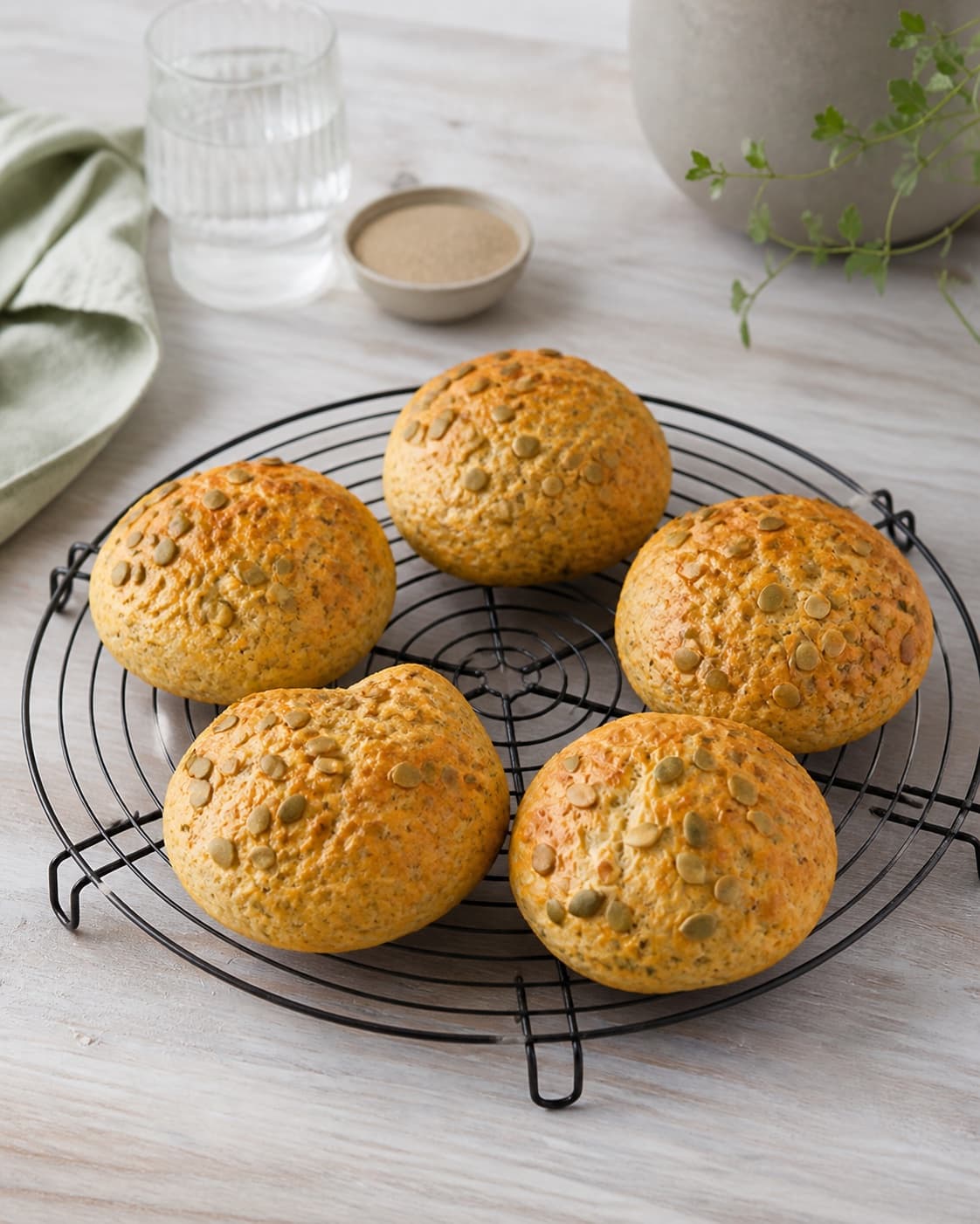 Golden baked græskarboller cooling on a wire rack under tilberedningen af græskarboller
