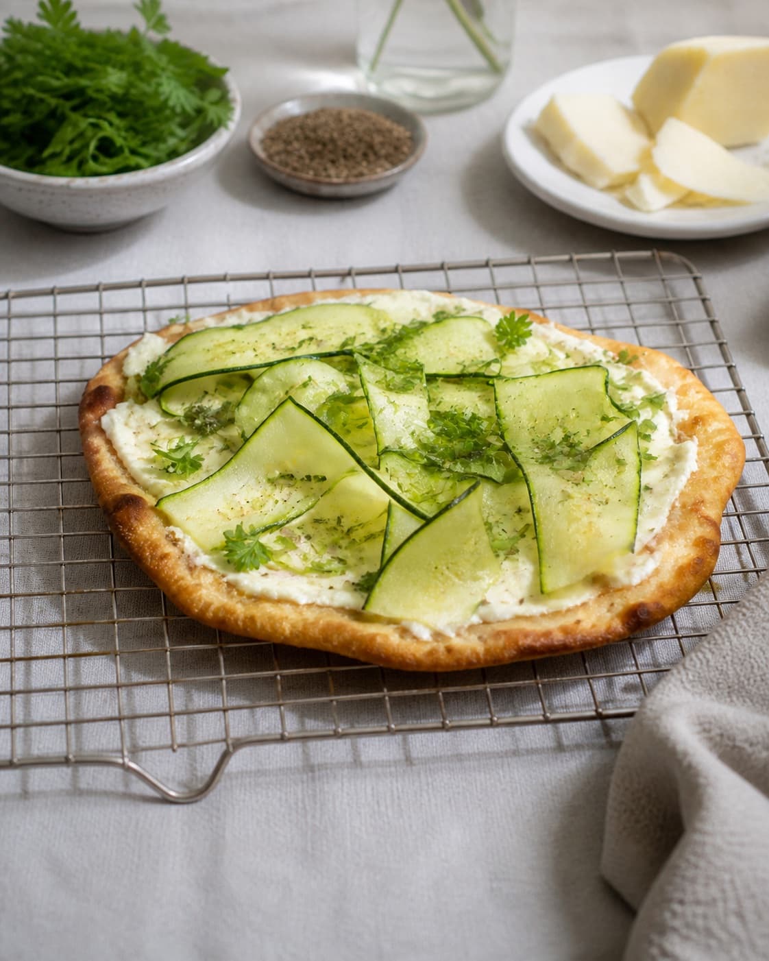Golden baked pizza med squash og rygeost cooling on a wire rack under tilberedningen af pizza med squash og rygeost