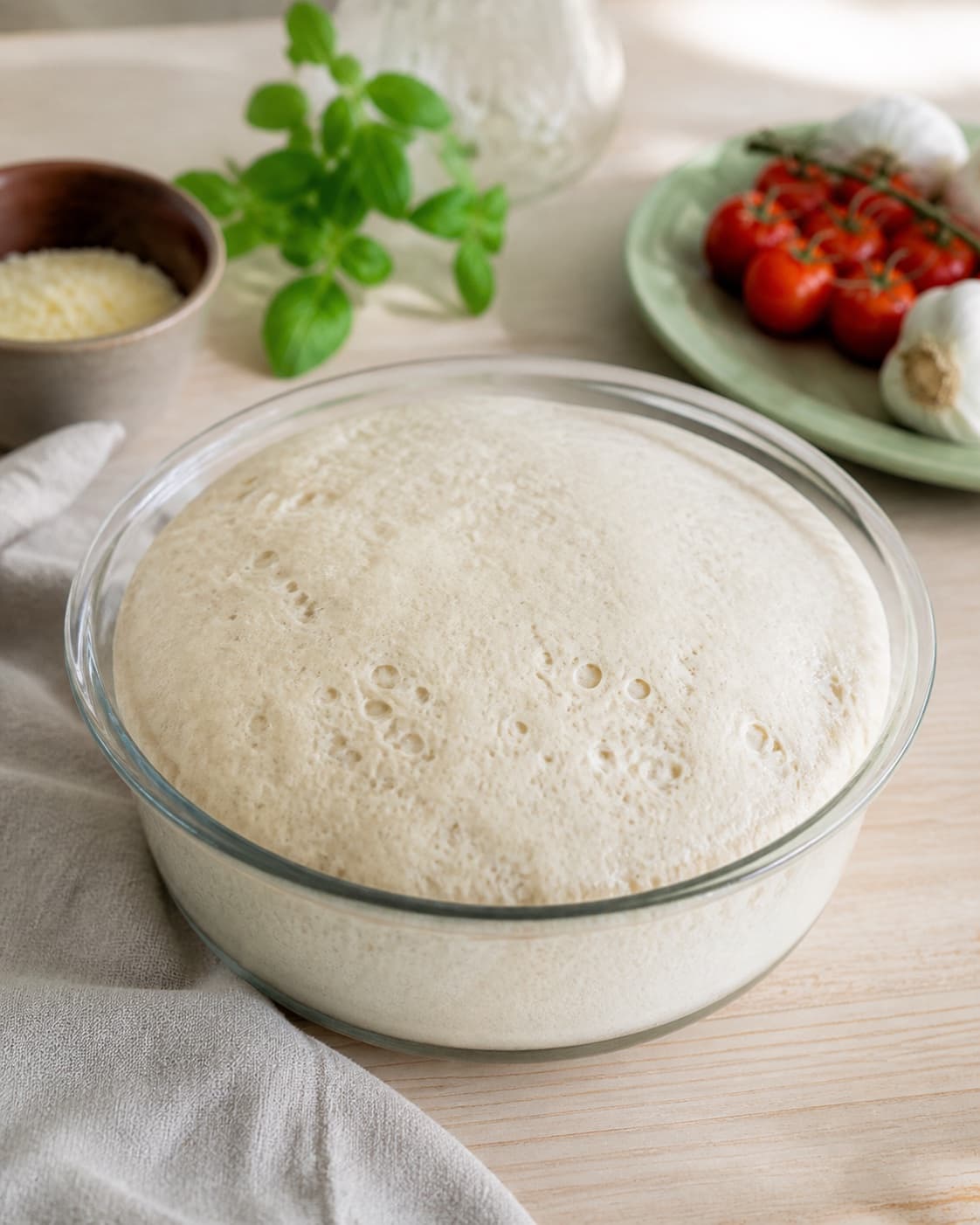Proofed airy dough for surdejspizza with visible fermentation bubbles under tilberedningen af surdejspizza