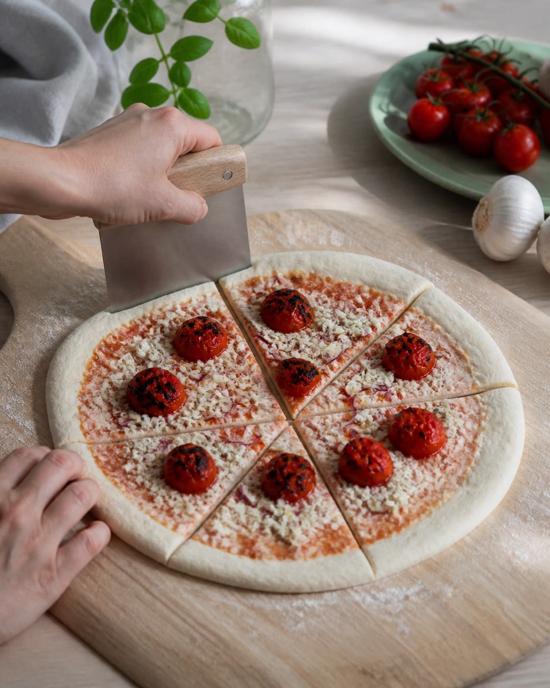 Even pieces of surdejspizza being shaped before baking under tilberedningen af surdejspizza