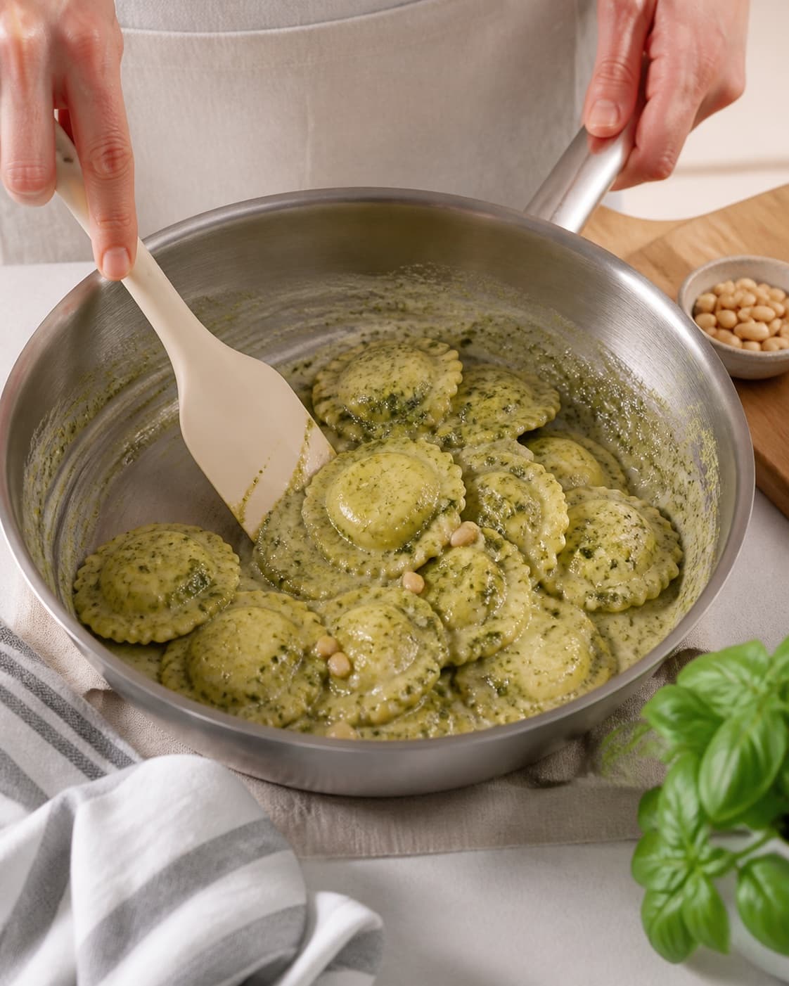 Creamy texture of ravioli med ricotta og basilikum being adjusted off the heat under tilberedningen af ravioli med ricotta og basilikum