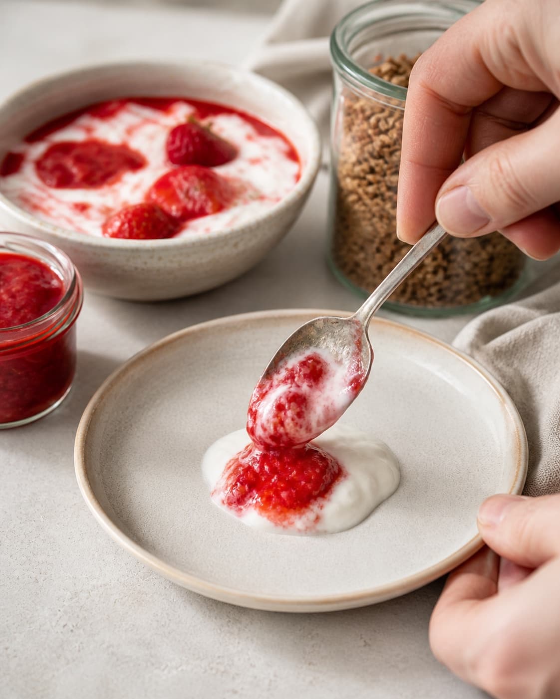A chilled consistency test for kefir yoghurt med jordbærkompot on a small plate under tilberedningen af kefir yoghurt med jordbærkompot