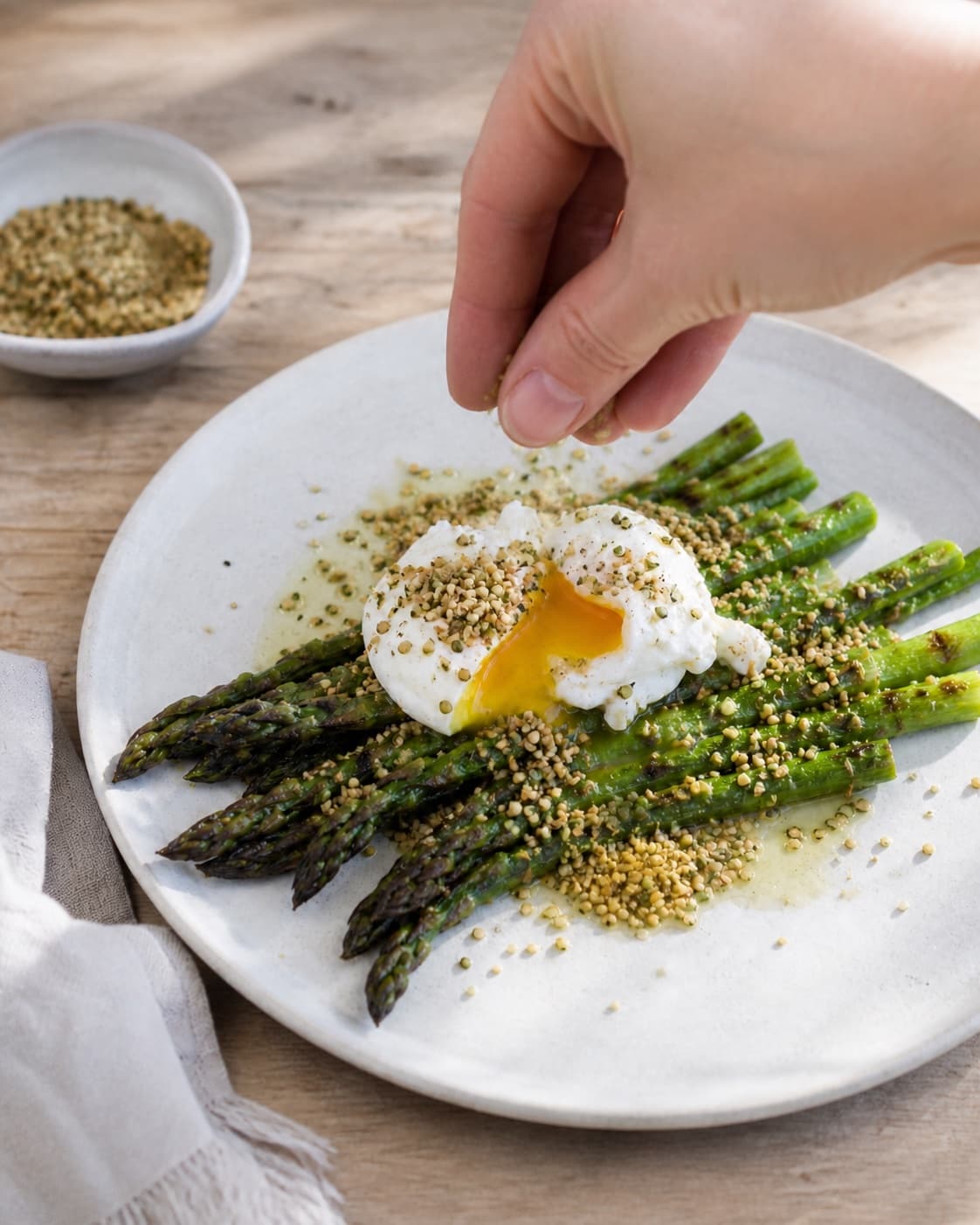 grillede asparges med pocheret æg og ristede hampefrø developing an even golden crust under tilberedningen af grillede asparges med pocheret æg og ristede hampefrø