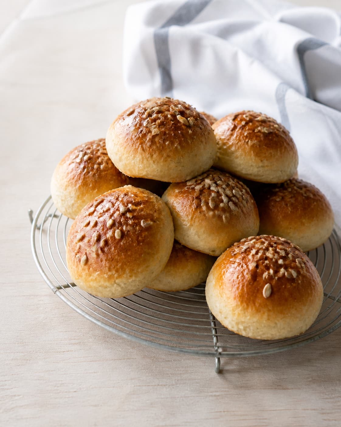 Golden baked hjemmebagte luftige boller cooling on a wire rack under tilberedningen af hjemmebagte luftige boller