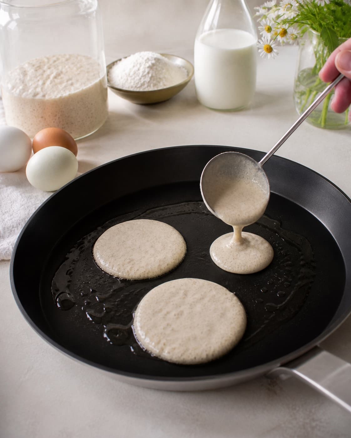 Equal portions of surdejspandekager being formed under tilberedningen af surdejspandekager