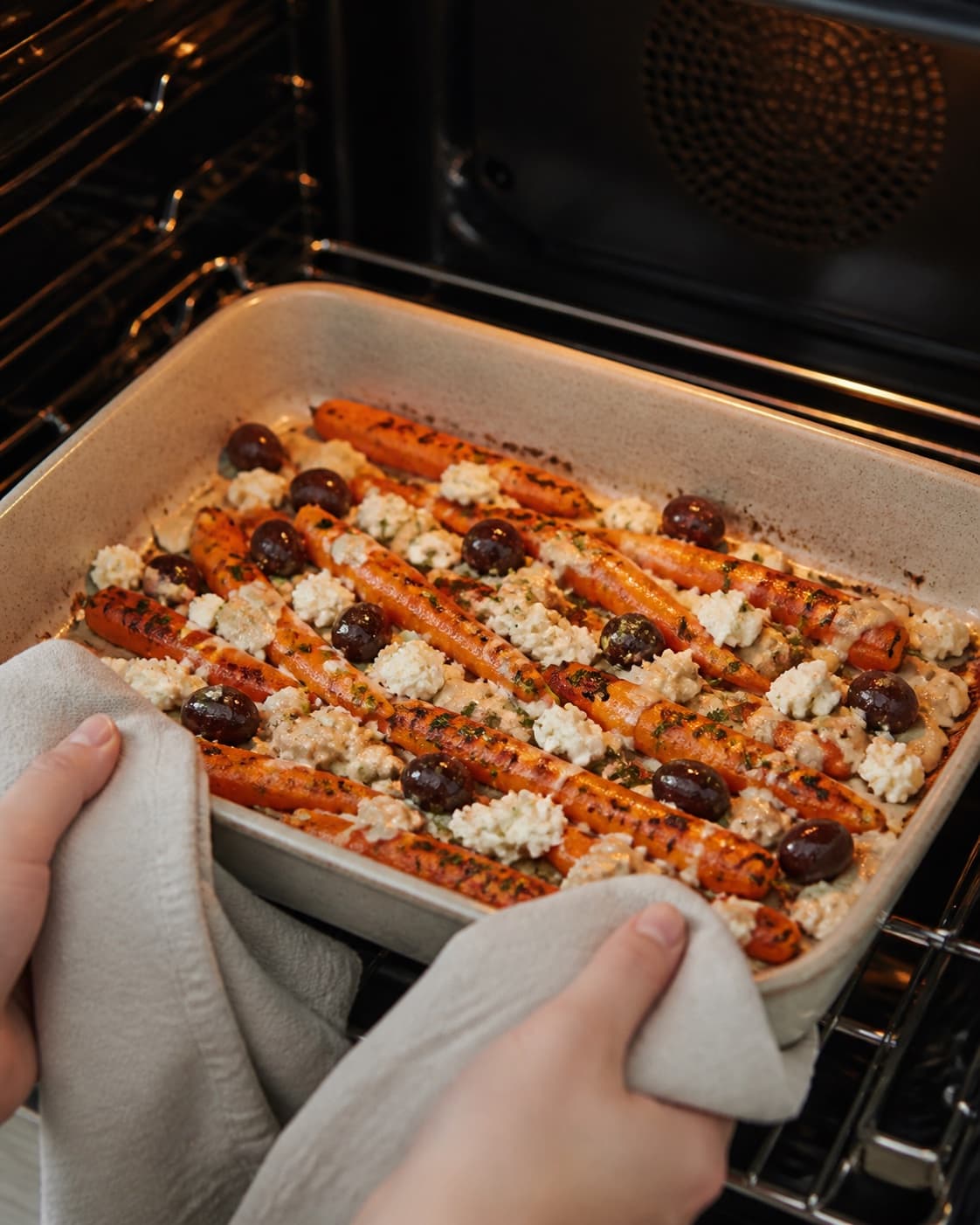 grillede gulerødder med feta, oliven og tahin developing an even golden crust under tilberedningen af grillede gulerødder med feta, oliven og tahin
