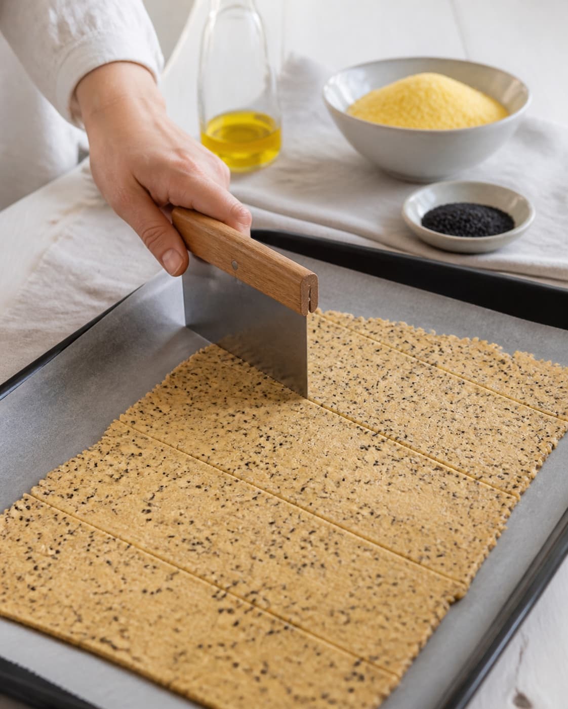 knækbrød med polentamel being portioned evenly before baking under tilberedningen af knækbrød med polentamel