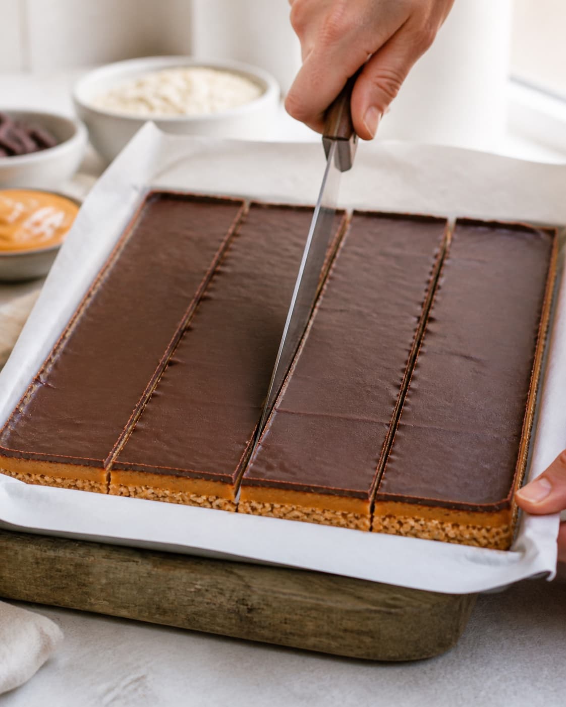 karamelsnitter med chokolade being portioned evenly before baking under tilberedningen af karamelsnitter med chokolade