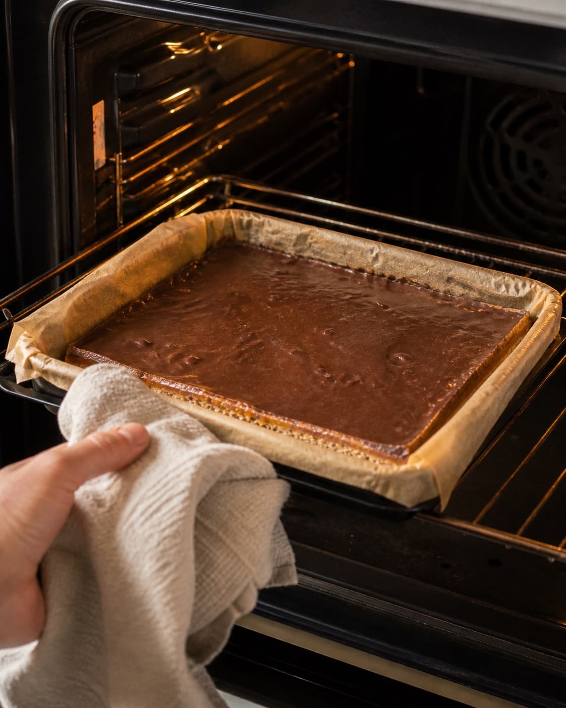 karamelsnitter med chokolade baking until golden with a visibly set centre under tilberedningen af karamelsnitter med chokolade
