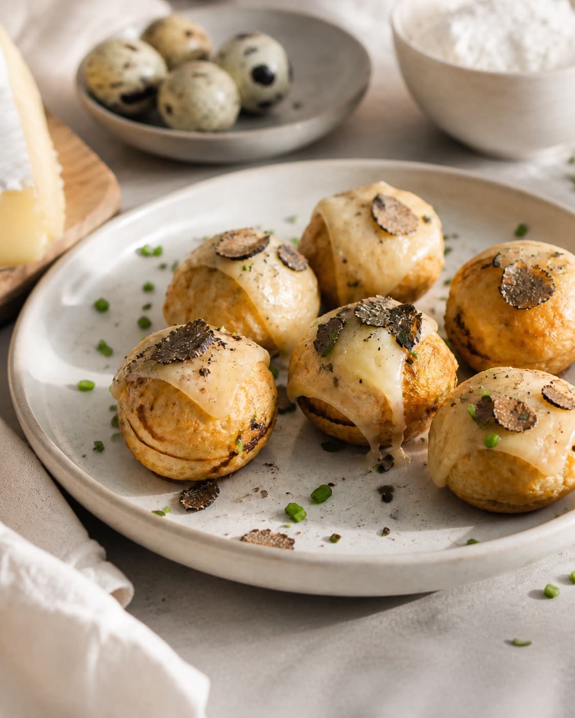 Golden salte æbleskiver med brie og trøffel resting briefly before serving under tilberedningen af salte æbleskiver med brie og trøffel