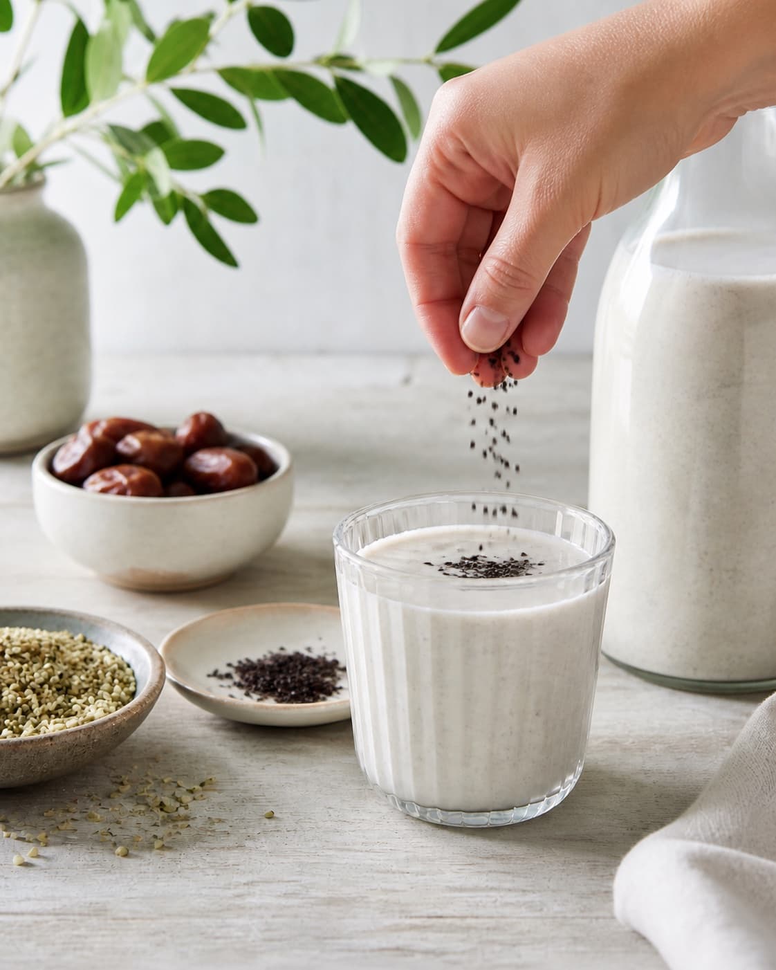 The flavour balance of hjemmelavet hampefrømælk being adjusted under tilberedningen af hjemmelavet hampefrømælk