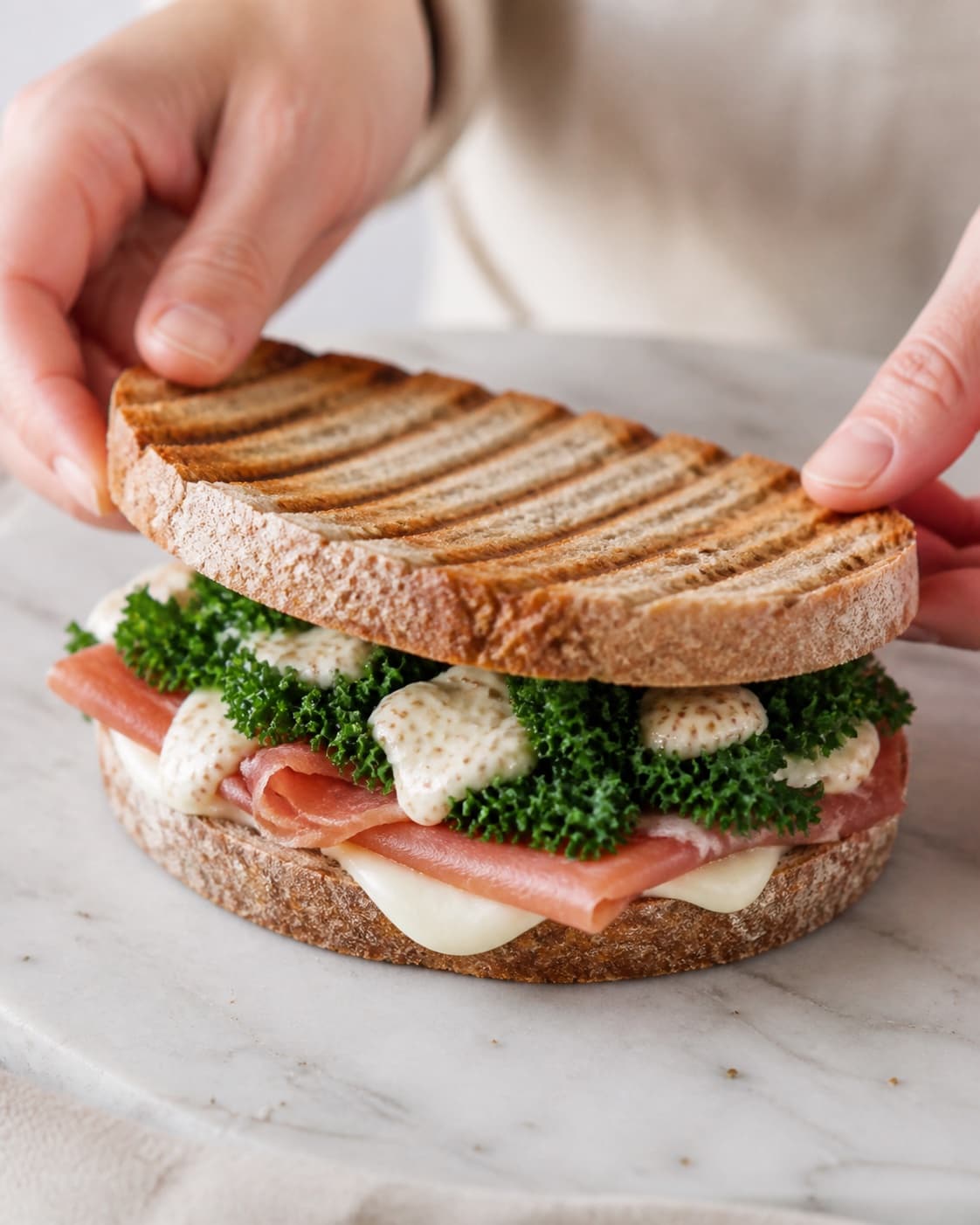 Equal portions of panini med serranoskinke, mozzarella og sennepsdressing being formed under tilberedningen af panini med serranoskinke, mozzarella og sennepsdressing
