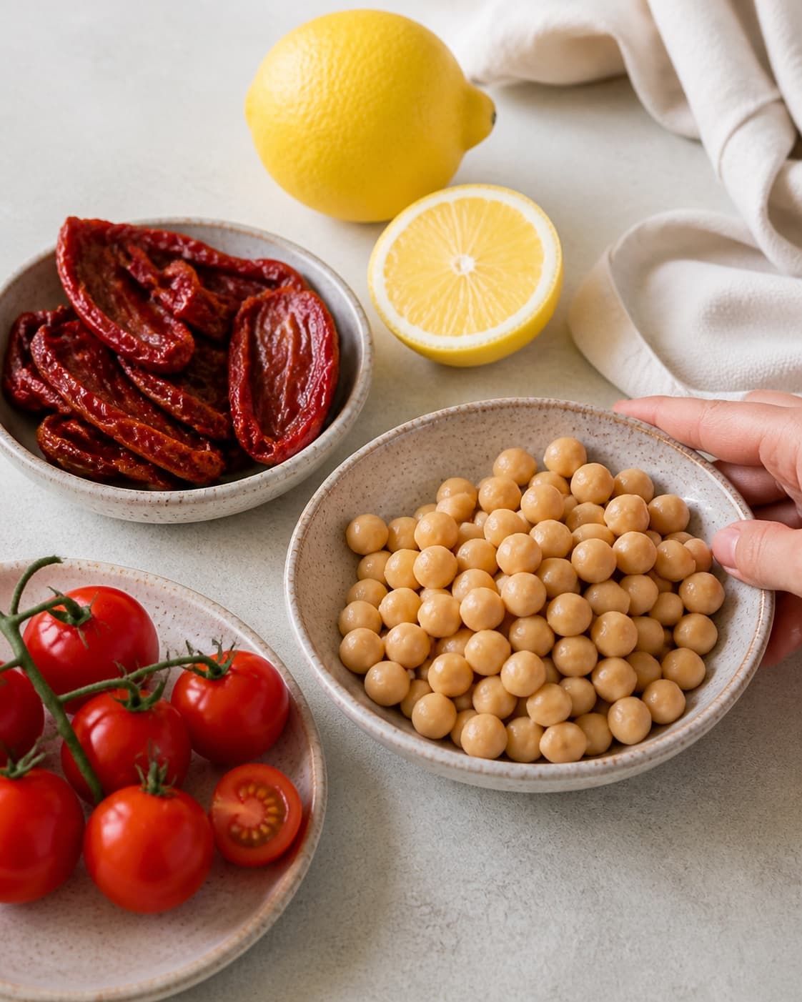 Clean prepared ingredients for hummus med soltørrede tomater with soltørrede tomater, modne tomater, kogte kikærter, økologisk citron under tilberedningen af hummus med soltørrede tomater