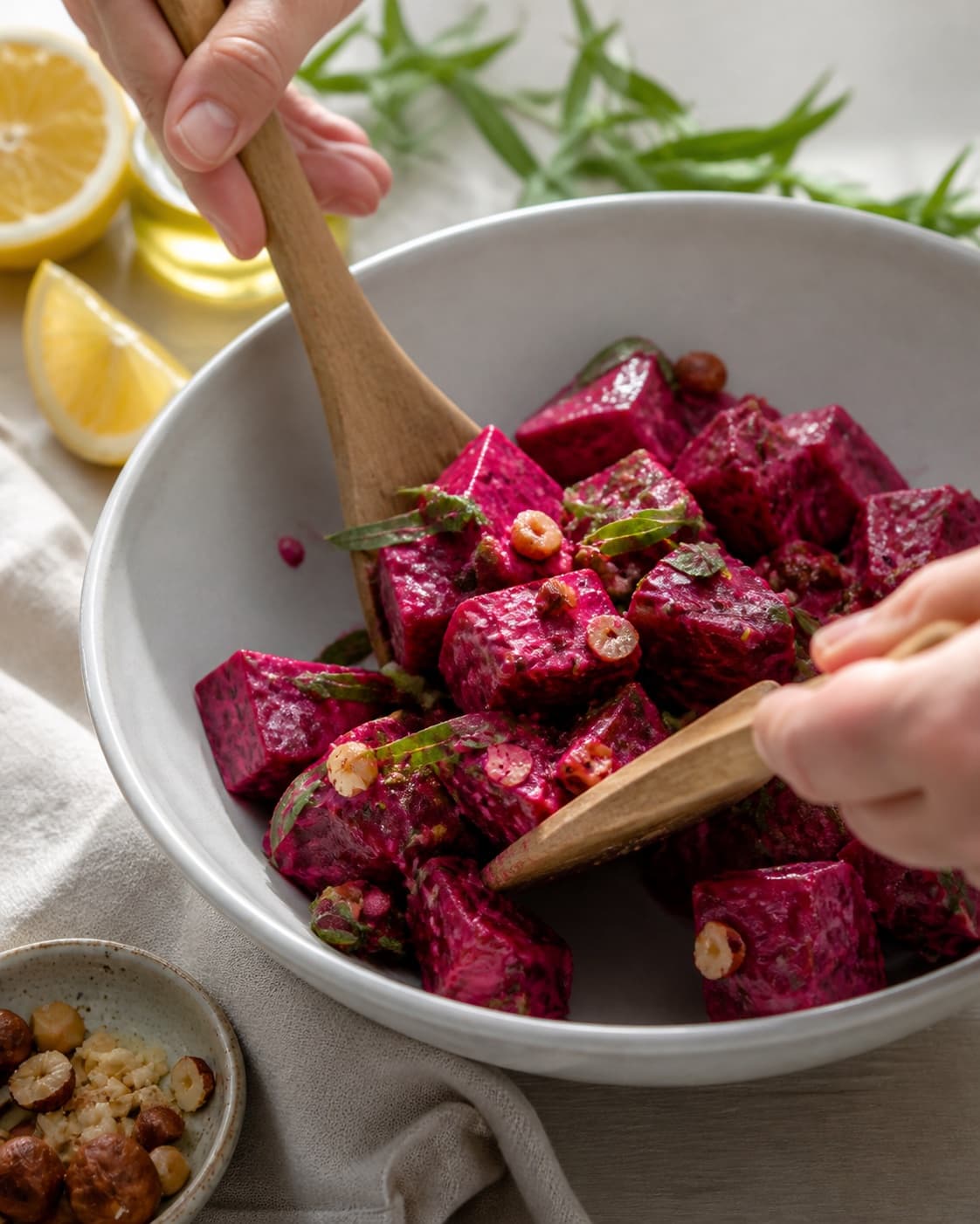 rødbedesalat being gently combined without crushing the ingredients under tilberedningen af rødbedesalat
