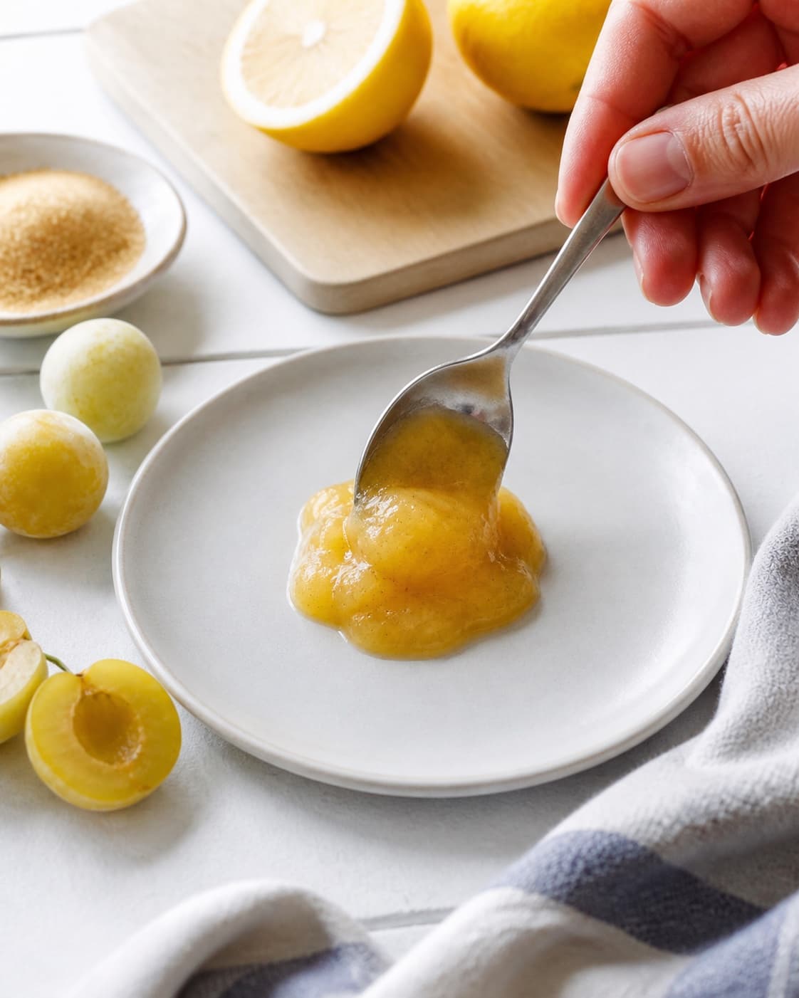 A chilled consistency test for blommekompot med vanilje on a small plate under tilberedningen af blommekompot med vanilje