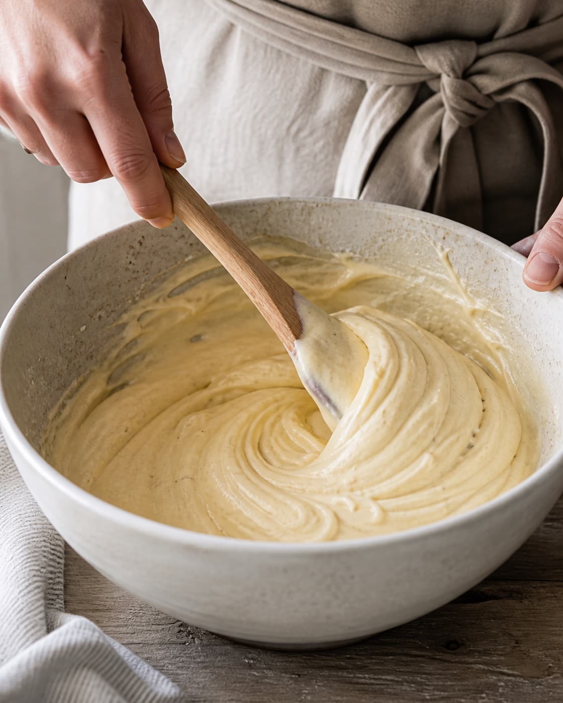 The batter or dough for brombærtærte med vaniljecreme being gently combined under tilberedningen af brombærtærte med vaniljecreme