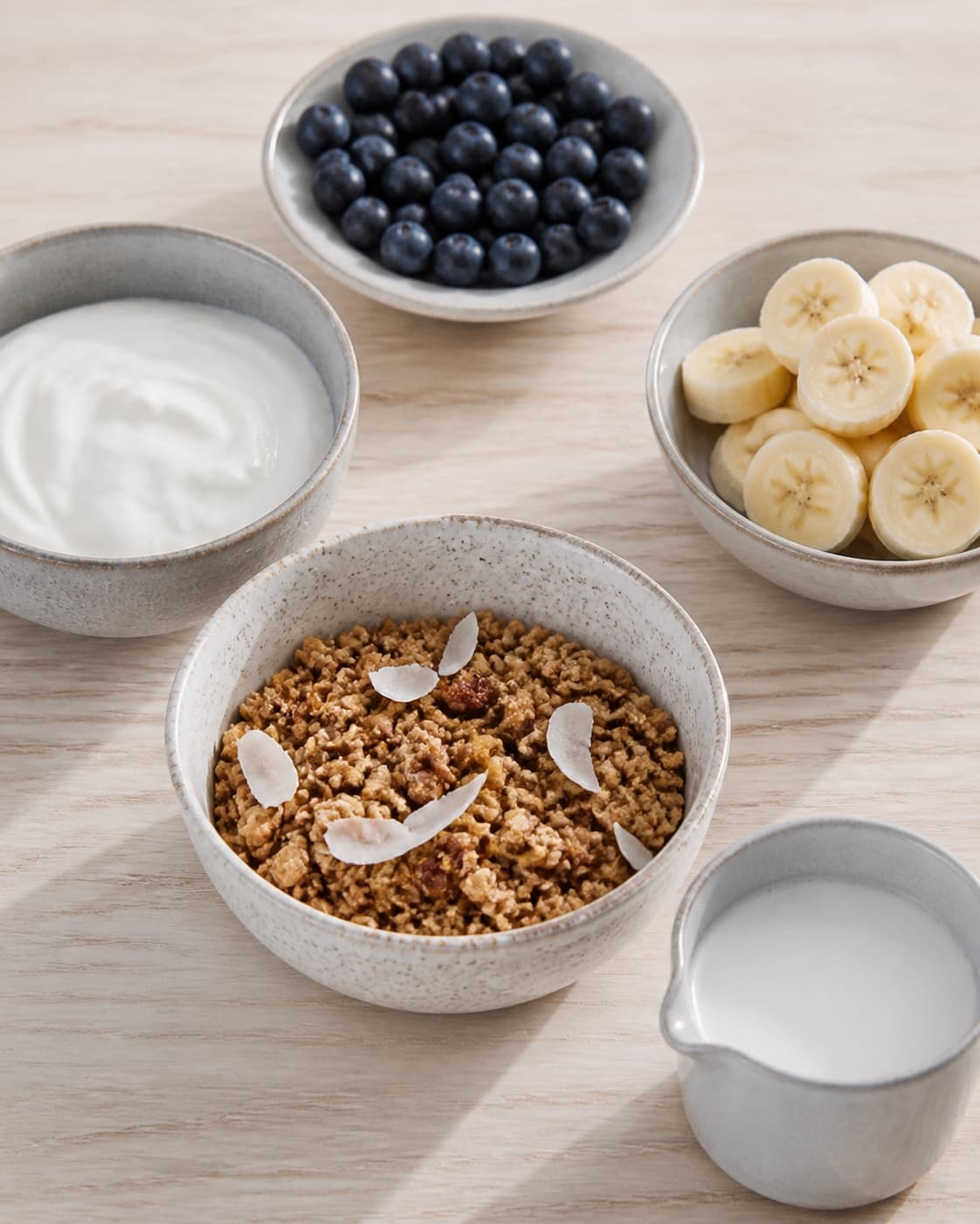 Prepared dry ingredients for blåbærsmoothie med hurtig granola with blåbær, modne bananer, skyr, sødmælk under tilberedningen af blåbærsmoothie med hurtig granola