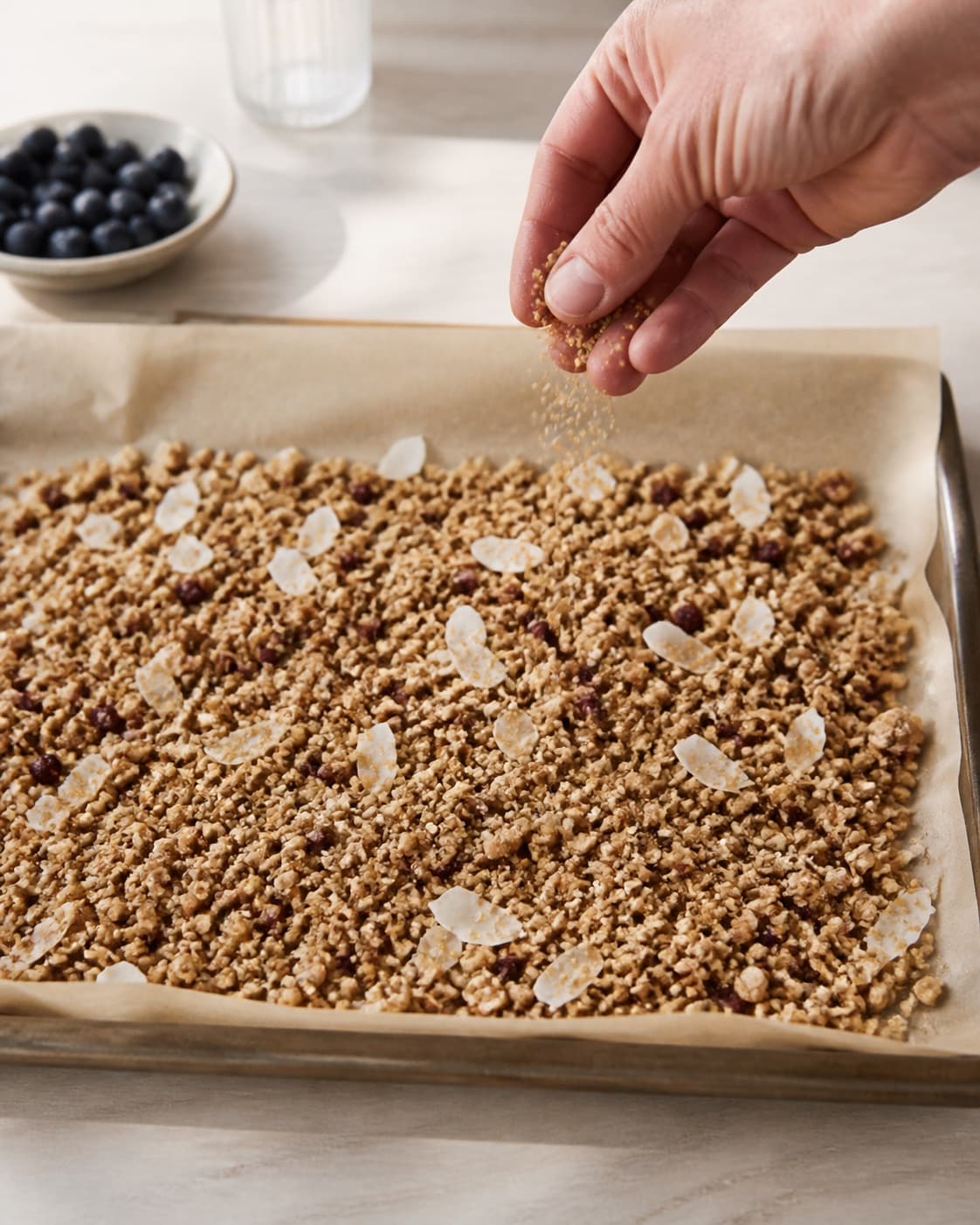 blåbærsmoothie med hurtig granola being evenly seasoned before roasting under tilberedningen af blåbærsmoothie med hurtig granola