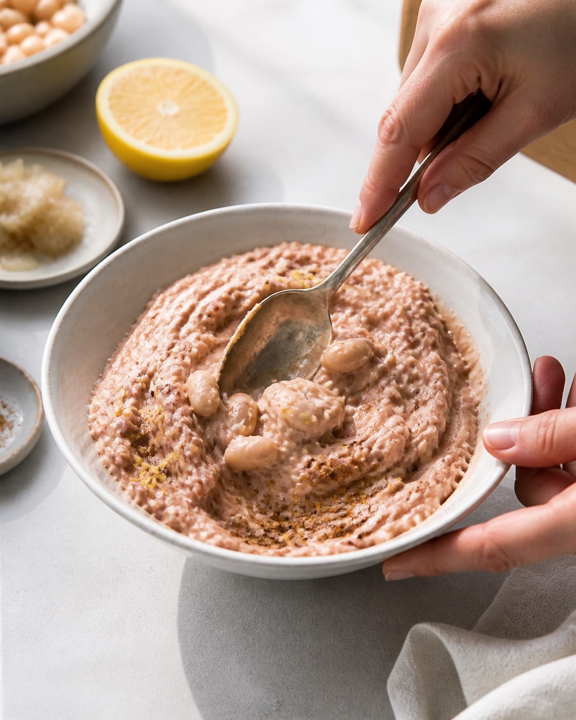 cremet bønnedip med klassiske holiday-krydderier being gently combined without crushing the ingredients under tilberedningen af cremet bønnedip med klassiske holiday-krydderier