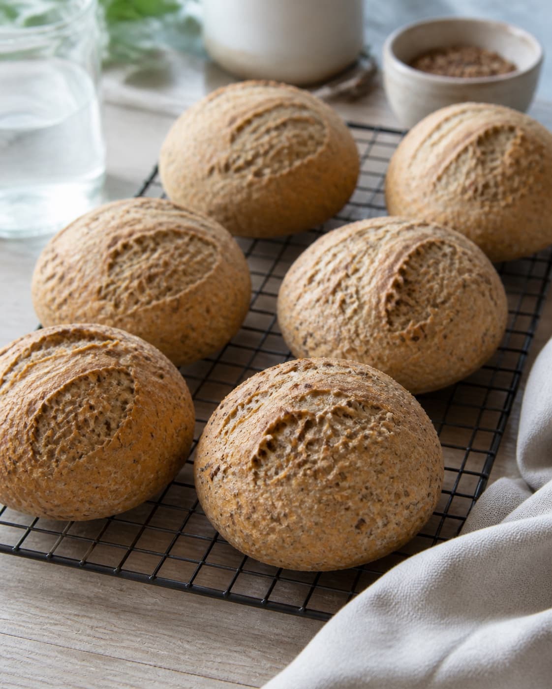 Golden baked koldhævede kerneboller cooling on a wire rack under tilberedningen af koldhævede kerneboller