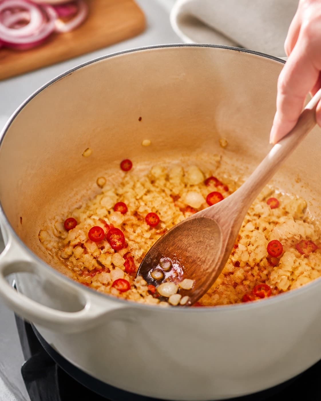 Aromatic base for majstortillas med mexikrydret kylling gently cooking in a pot under tilberedningen af majstortillas med mexikrydret kylling