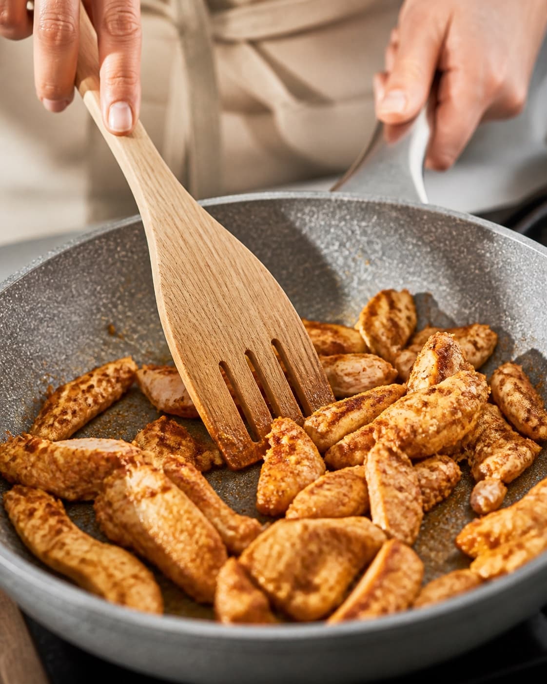 The texture of majstortillas med mexikrydret kylling being adjusted in the pot under tilberedningen af majstortillas med mexikrydret kylling