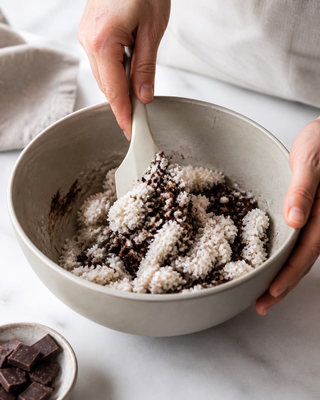 The batter or dough for bountykage uden mel og sukker being gently combined under tilberedningen af bountykage uden mel og sukker
