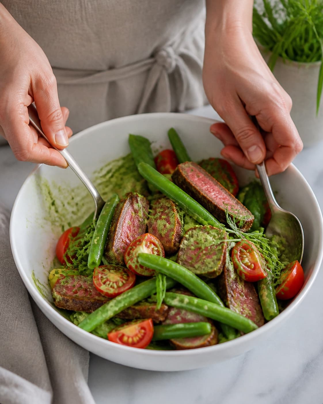 steak salat med bønner og estragondressing being gently combined without crushing the ingredients under tilberedningen af steak salat med bønner og estragondressing