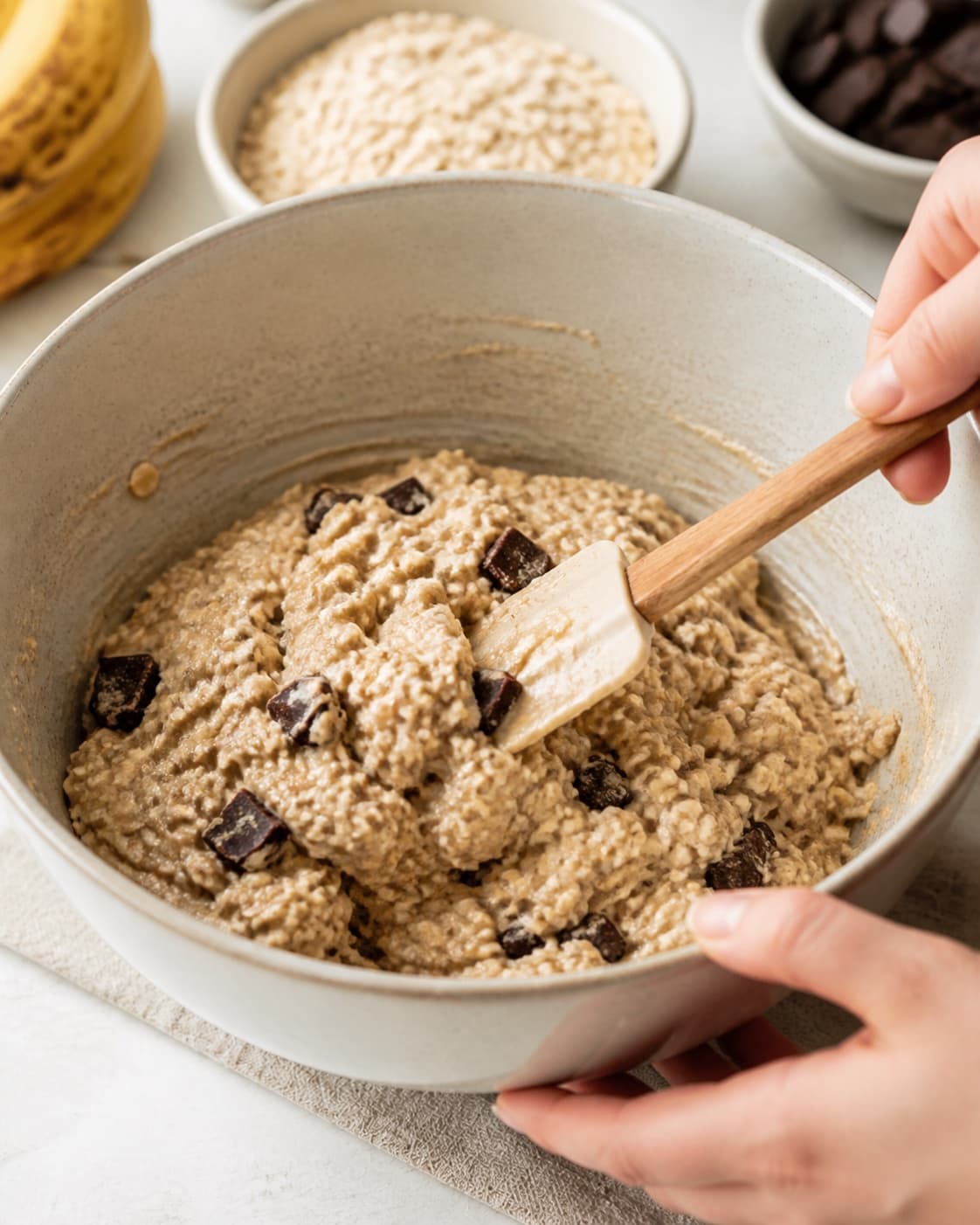 The batter or dough for sunde bananmuffins med chokolade being gently combined under tilberedningen af sunde bananmuffins med chokolade