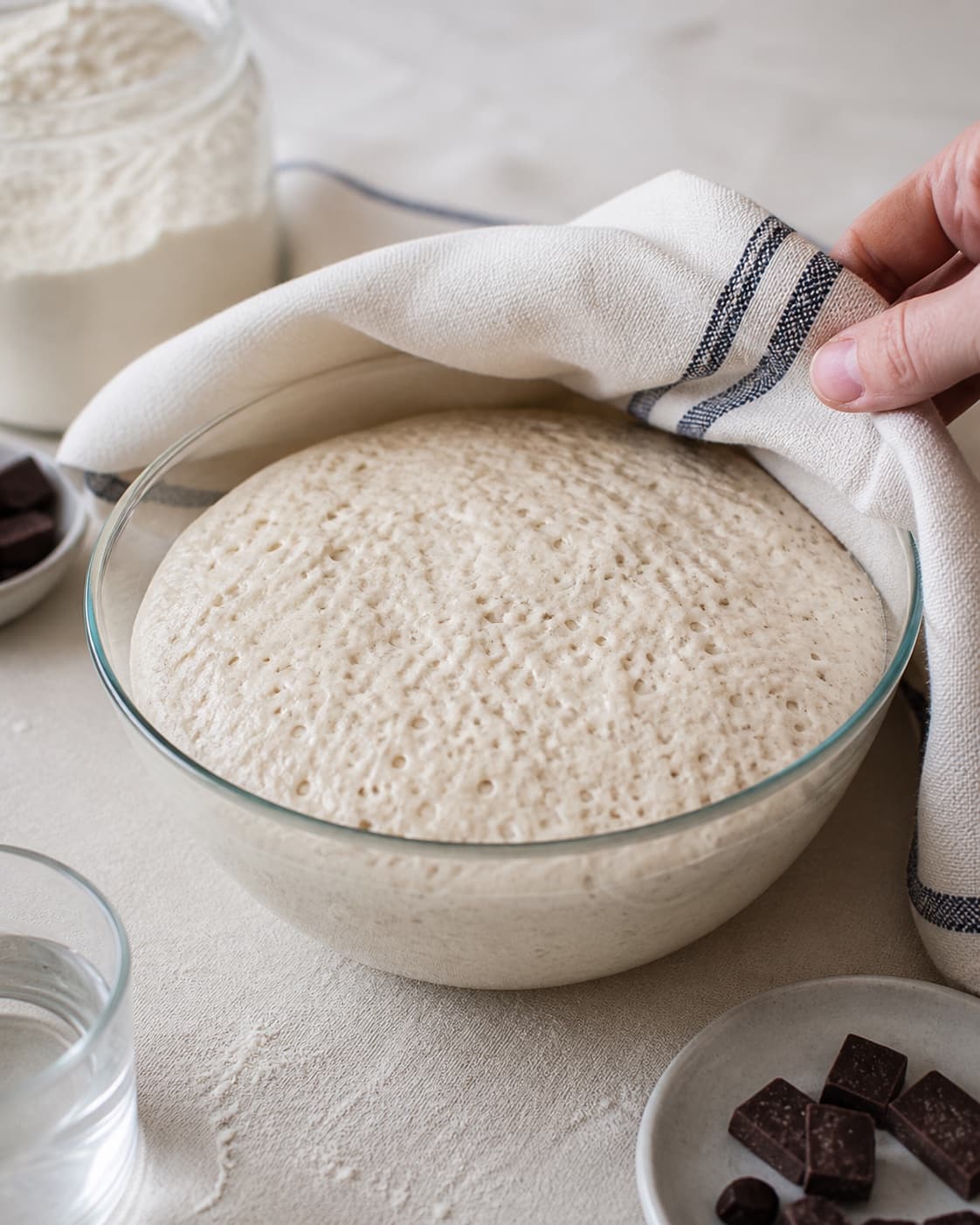 Proofed airy dough for chokoladeboller med surdej with visible fermentation bubbles under tilberedningen af chokoladeboller med surdej