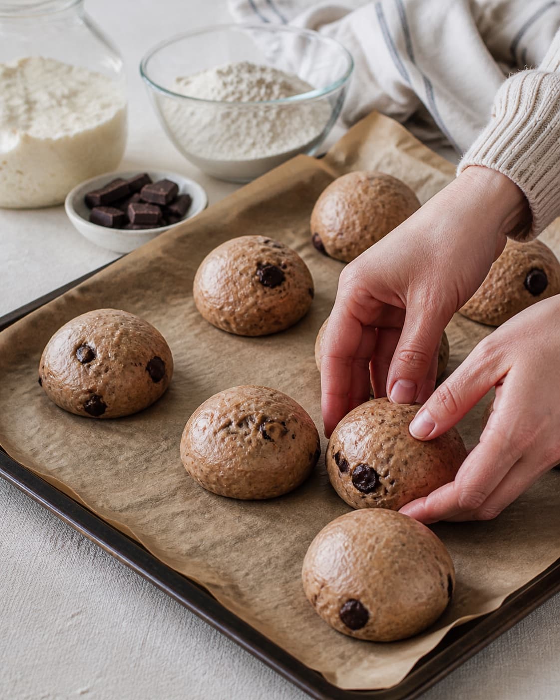 Even pieces of chokoladeboller med surdej being shaped before baking under tilberedningen af chokoladeboller med surdej