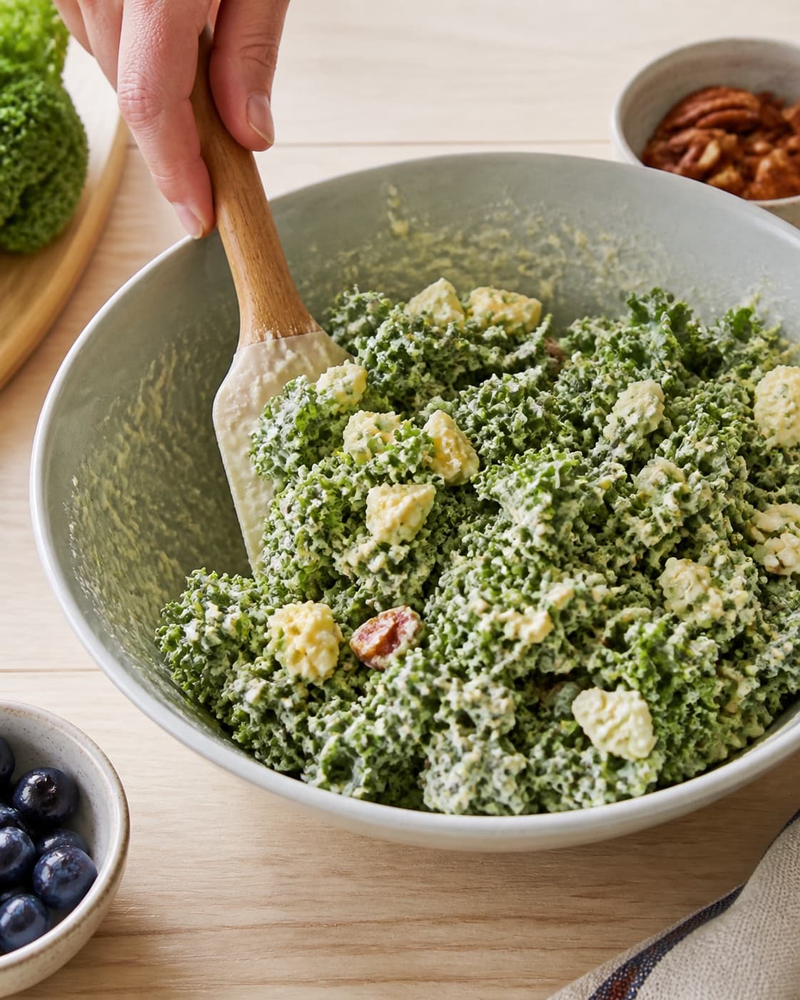 The texture of cremet rissalat med grønkål og karrydressing being adjusted in the pot under tilberedningen af cremet rissalat med grønkål og karrydressing
