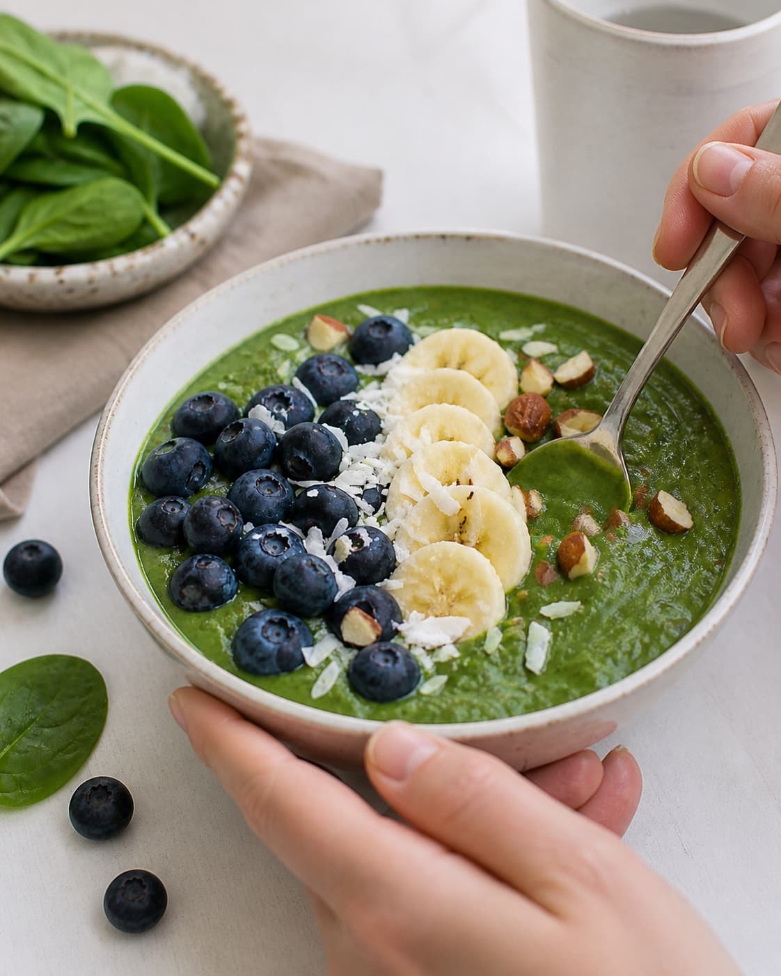 smoothie bowl med blåbær og spinat being gently combined without crushing the ingredients under tilberedningen af smoothie bowl med blåbær og spinat