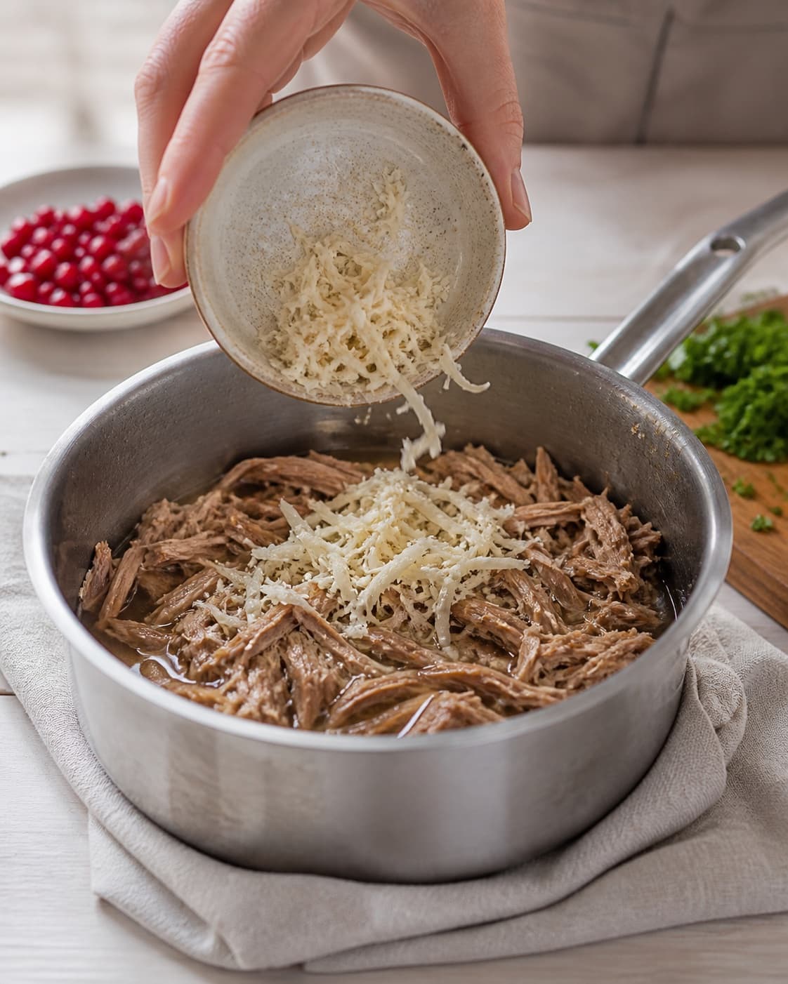 Aromatic base for forret med and: blinis med plukket and og peberrod gently cooking in a pot under tilberedningen af forret med and: blinis med plukket and og peberrod
