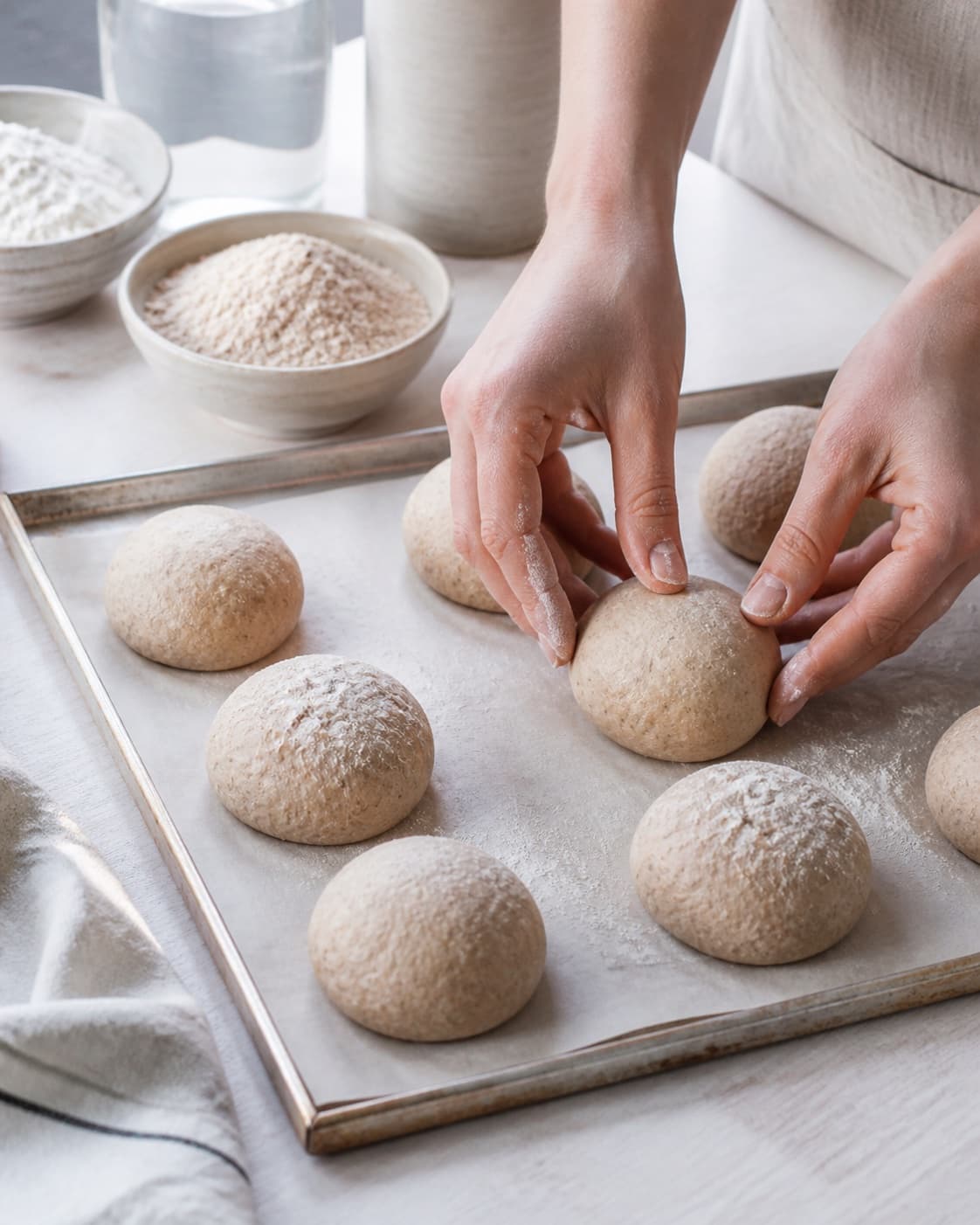 Even pieces of koldhævede speltboller being shaped before baking under tilberedningen af koldhævede speltboller