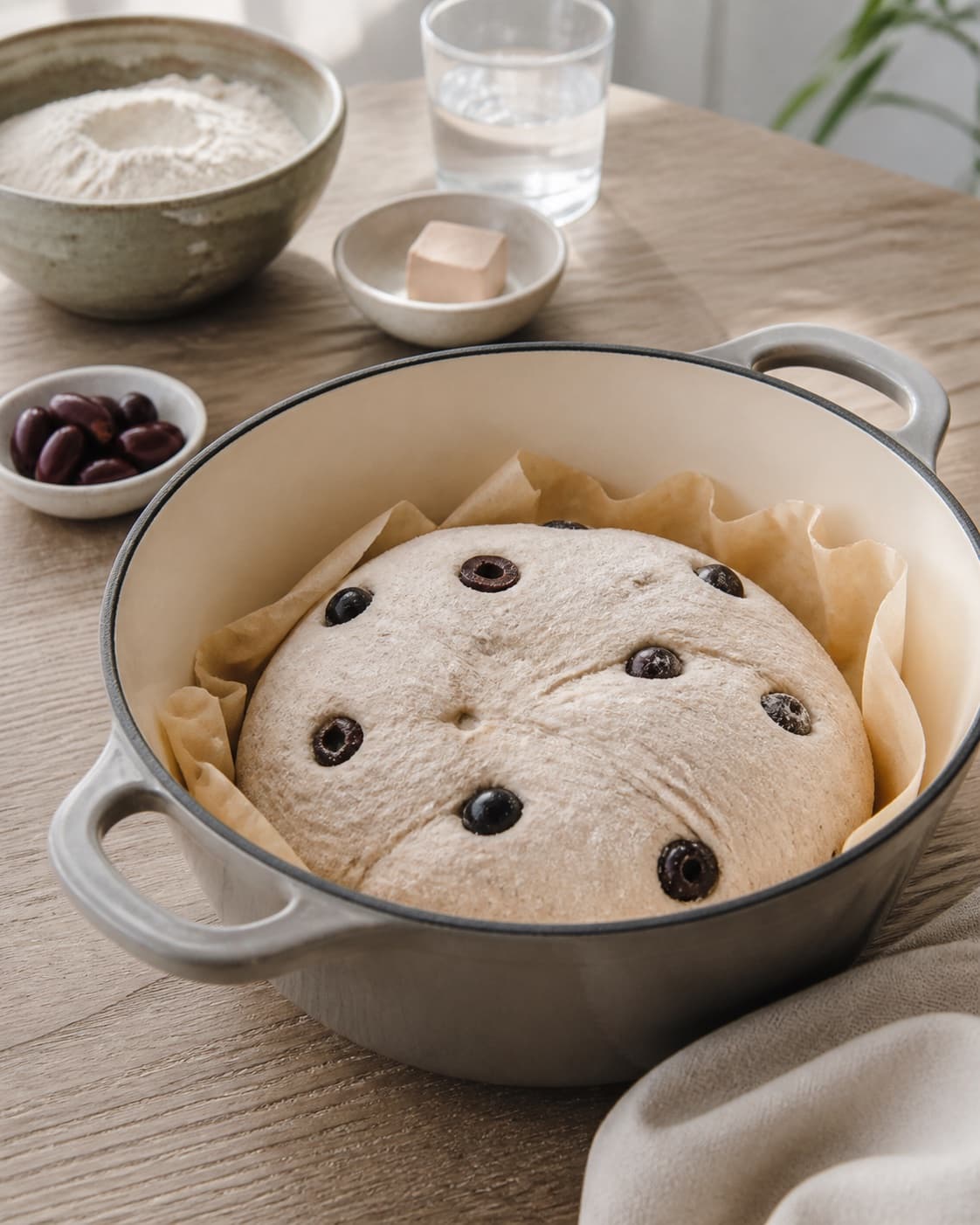 Even pieces of olivenbrød bagt i gryde being shaped before baking under tilberedningen af olivenbrød bagt i gryde