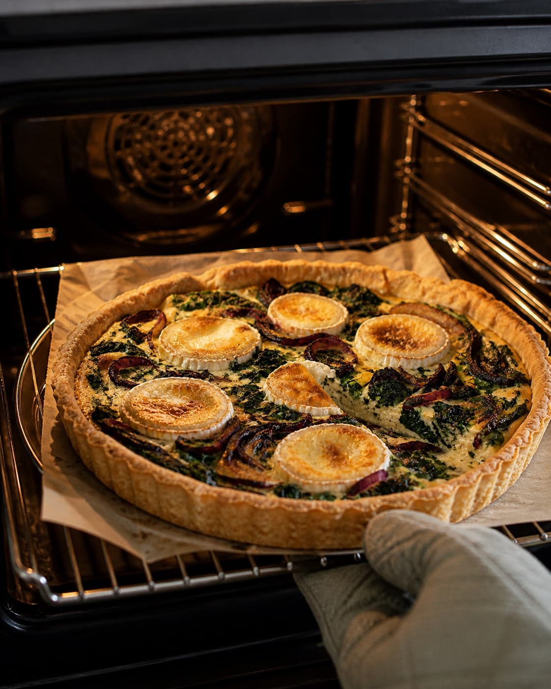 tærte med gedeost, karamelliserede rødløg og spinat baking until golden with a visibly set centre under tilberedningen af tærte med gedeost, karamelliserede rødløg og spinat
