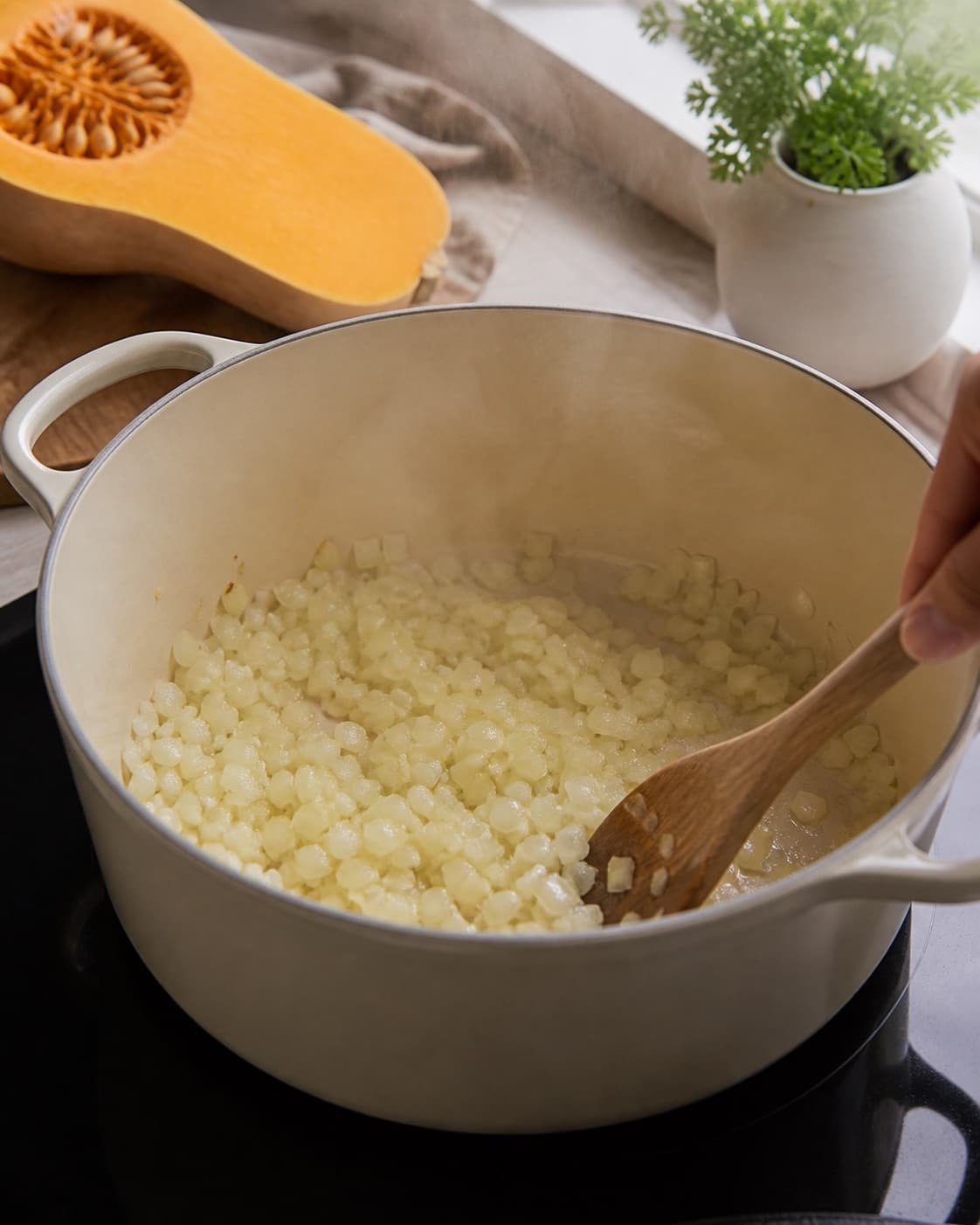 Aromatic base for græskarvafler gently cooking in a pot under tilberedningen af græskarvafler